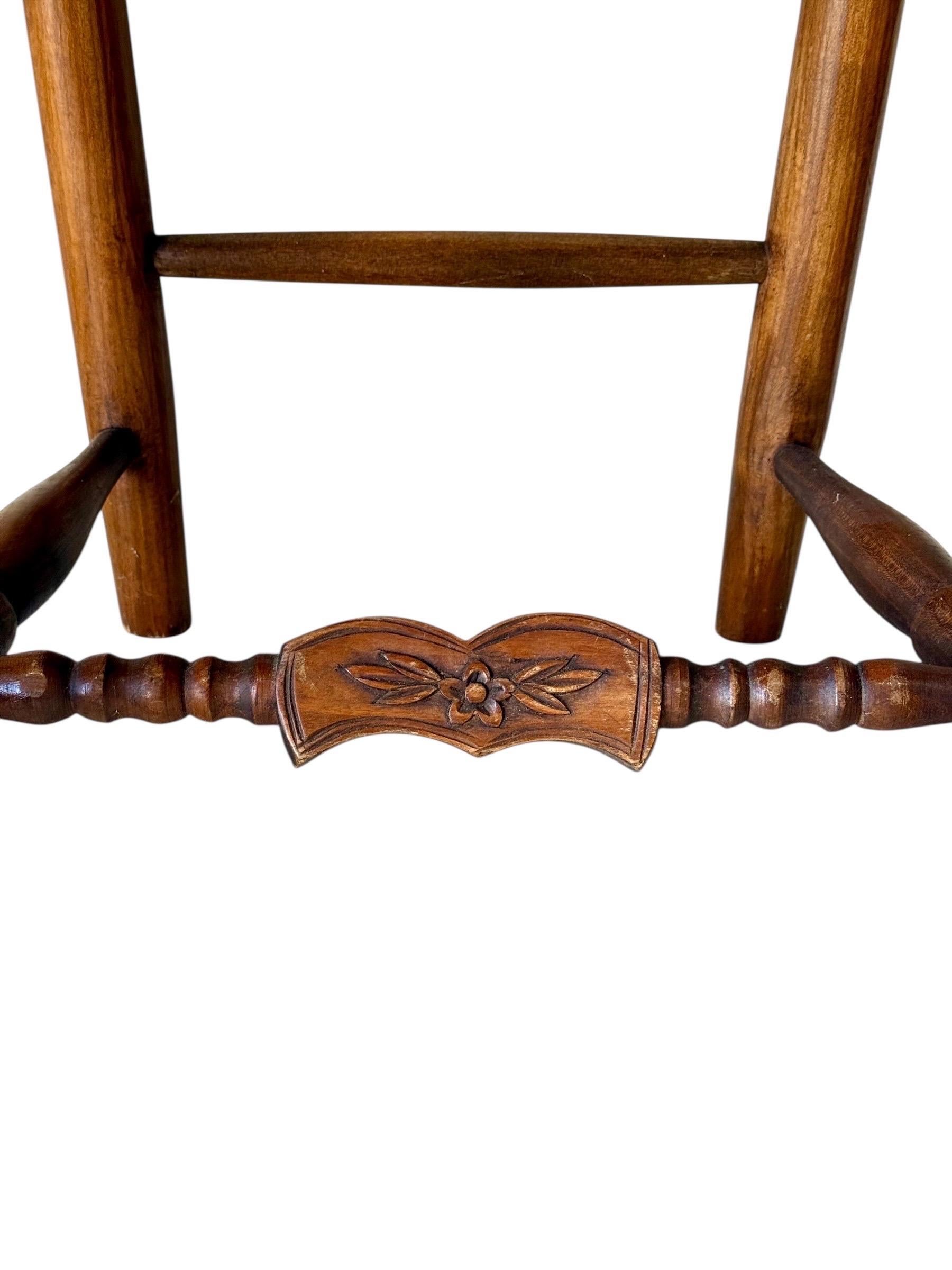 Sechs Stühle aus Nussbaumholz im französischen Provinzialstil des 19. Jahrhunderts mit Sitzflächen aus Binsen im Angebot 7