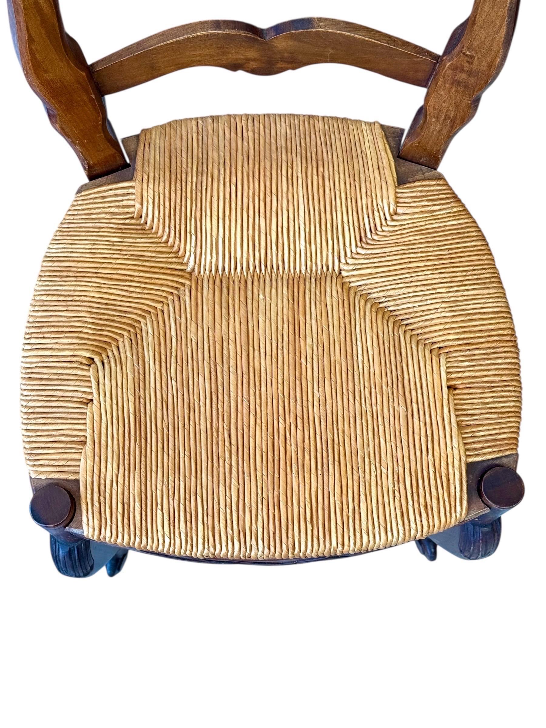 Sechs Stühle aus Nussbaumholz im französischen Provinzialstil des 19. Jahrhunderts mit Sitzflächen aus Binsen im Angebot 8