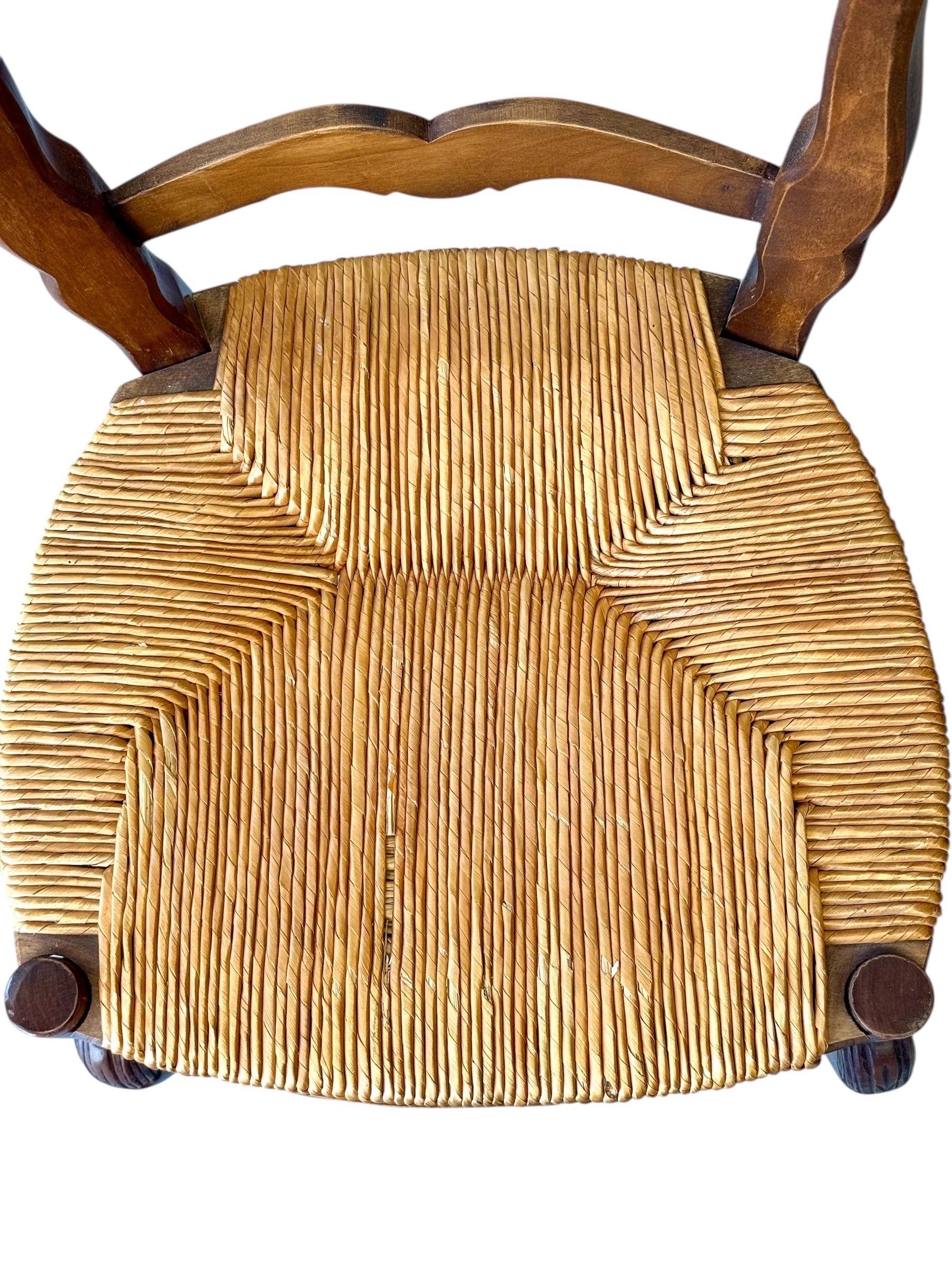 Sechs Stühle aus Nussbaumholz im französischen Provinzialstil des 19. Jahrhunderts mit Sitzflächen aus Binsen im Angebot 9