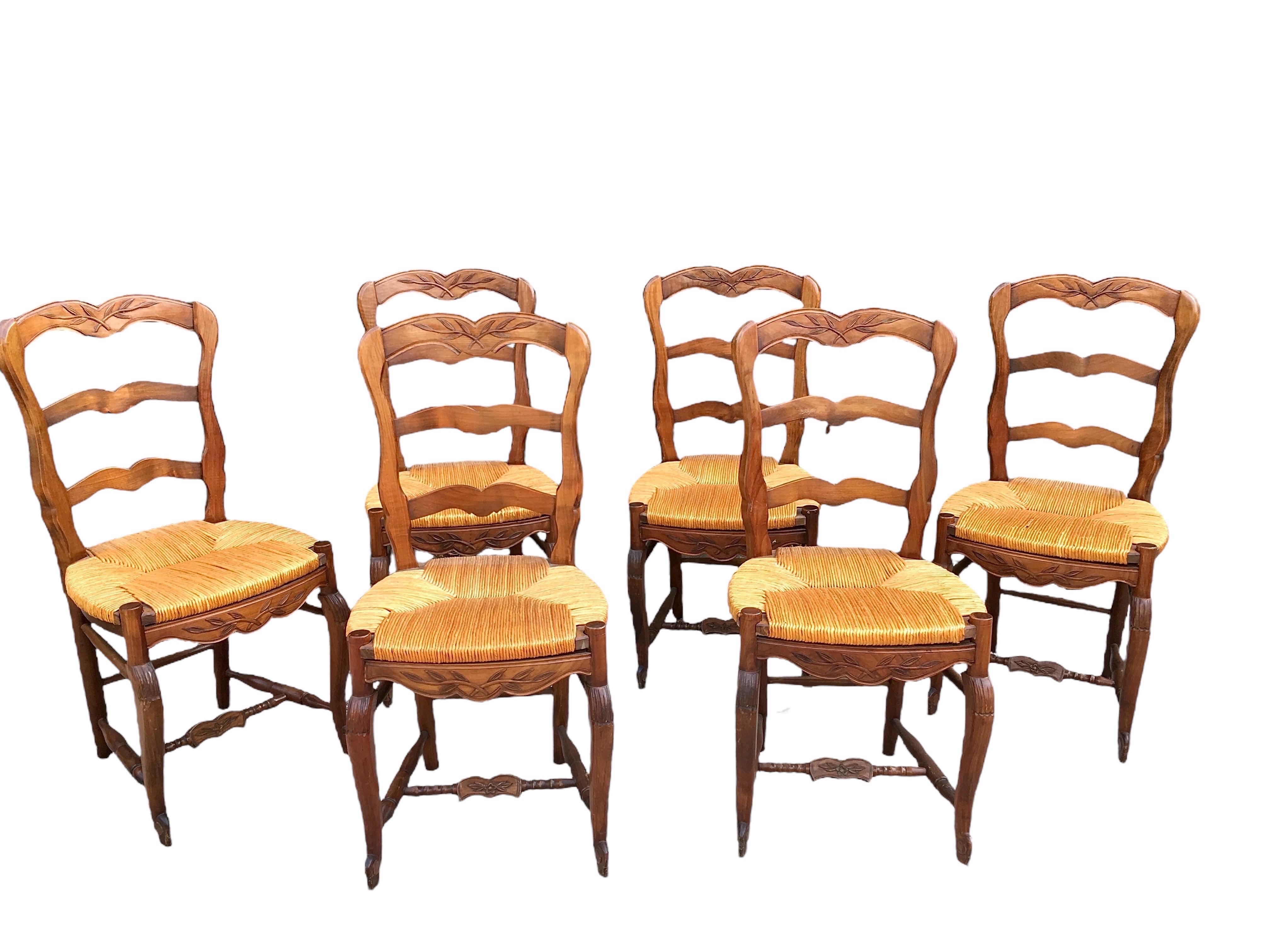 Sechs Stühle aus Nussbaumholz im französischen Provinzialstil des 19. Jahrhunderts mit Sitzflächen aus Binsen im Angebot 11