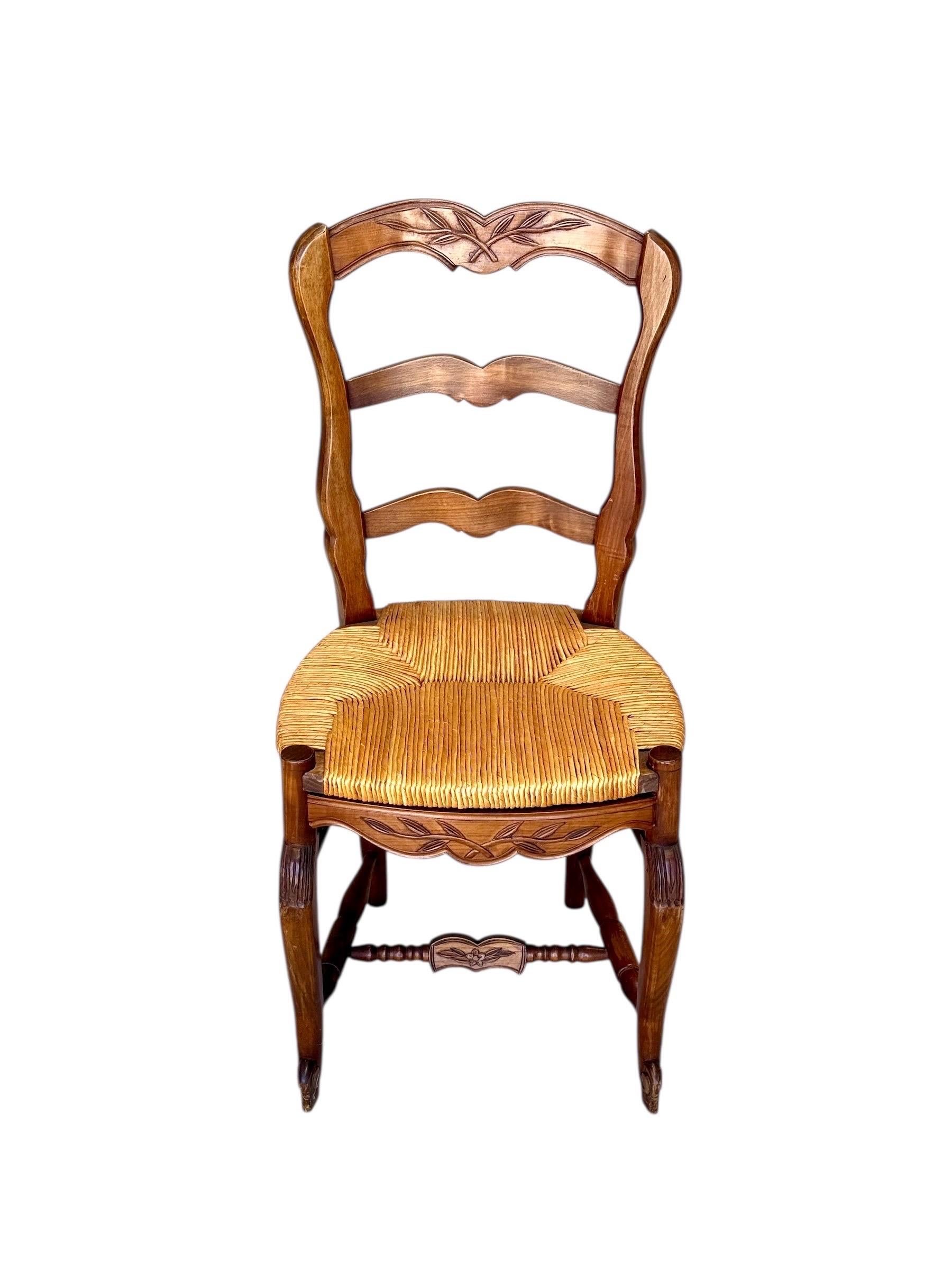 Sechs Stühle aus Nussbaumholz im französischen Provinzialstil des 19. Jahrhunderts mit Sitzflächen aus Binsen im Angebot 1