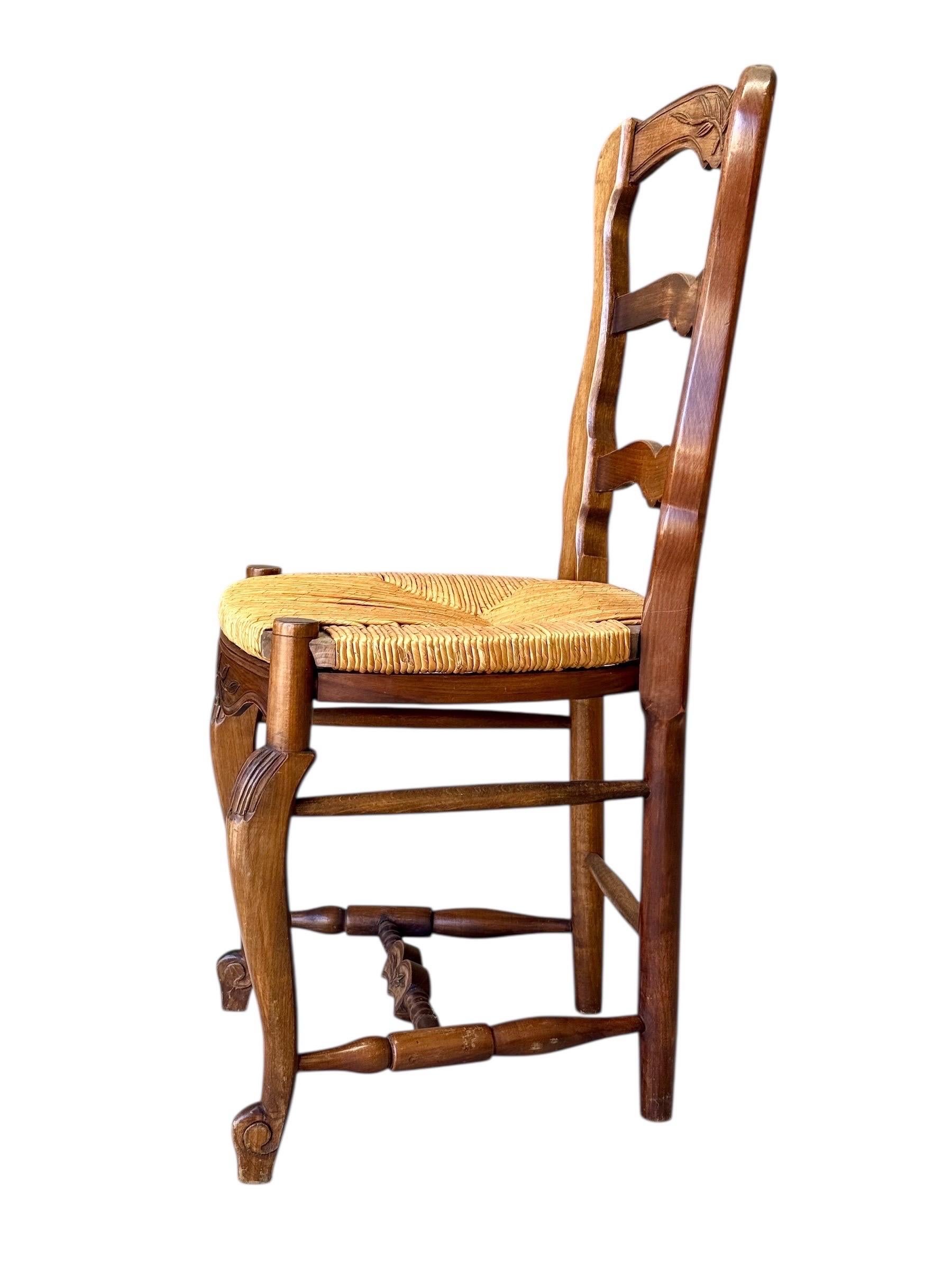 Sechs Stühle aus Nussbaumholz im französischen Provinzialstil des 19. Jahrhunderts mit Sitzflächen aus Binsen im Angebot 3