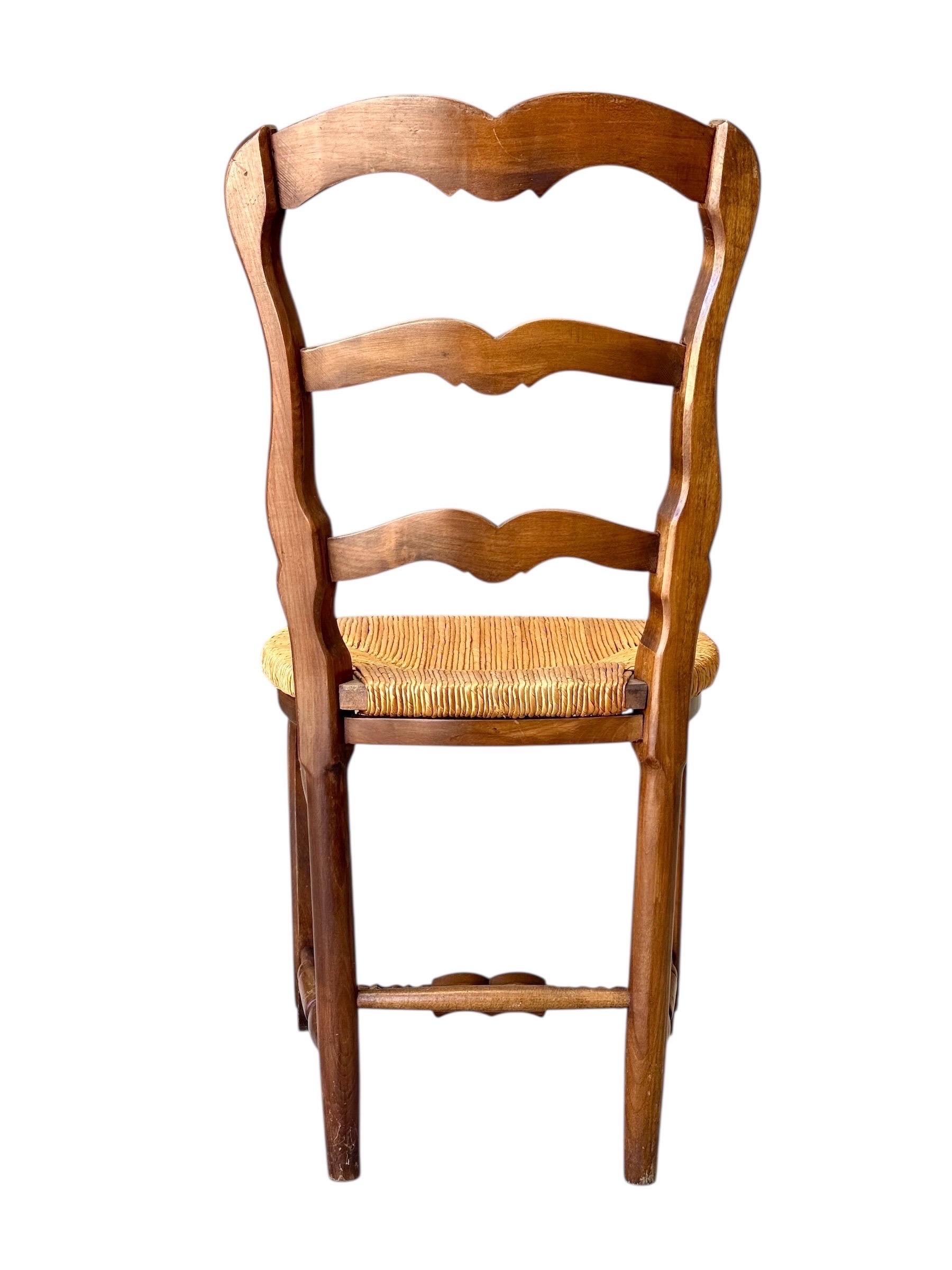 Sechs Stühle aus Nussbaumholz im französischen Provinzialstil des 19. Jahrhunderts mit Sitzflächen aus Binsen im Angebot 5