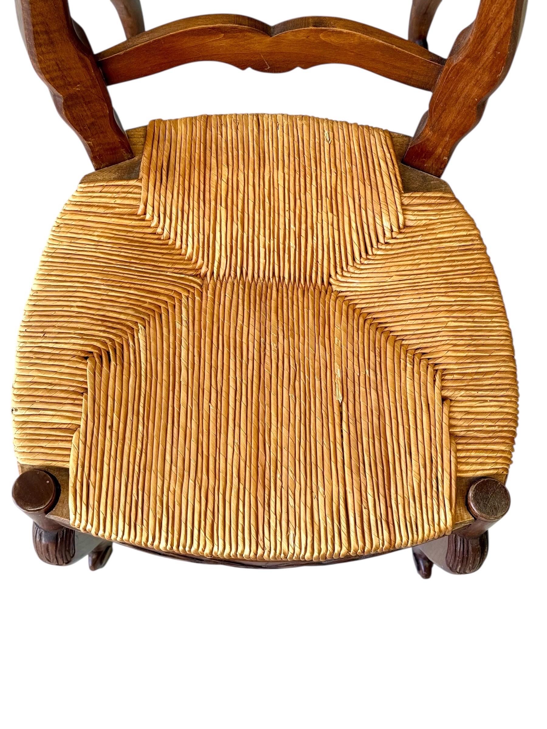 Sechs Stühle aus Nussbaumholz im französischen Provinzialstil des 19. Jahrhunderts mit Sitzflächen aus Binsen im Angebot 6