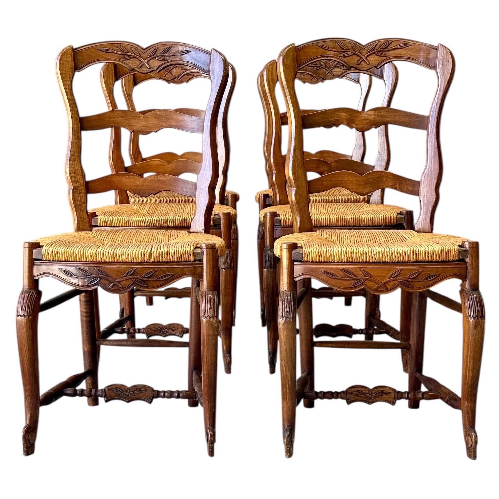 Ensemble de six chaises en noyer à assise en jonc, de style provincial français du 19e siècle