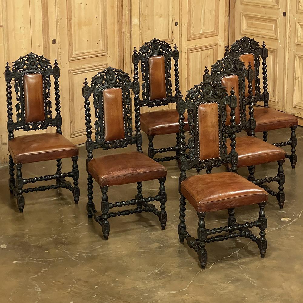 Sechs französische Renaissance-Esszimmerstühle mit Lederbezug aus dem 19. Jahrhundert in klassischem und zeitlosem Design, mit den für das französische Meisterhandwerk typischen Innovationen und Formen! Die Skulpturen aus ausgesuchtem Hartholz