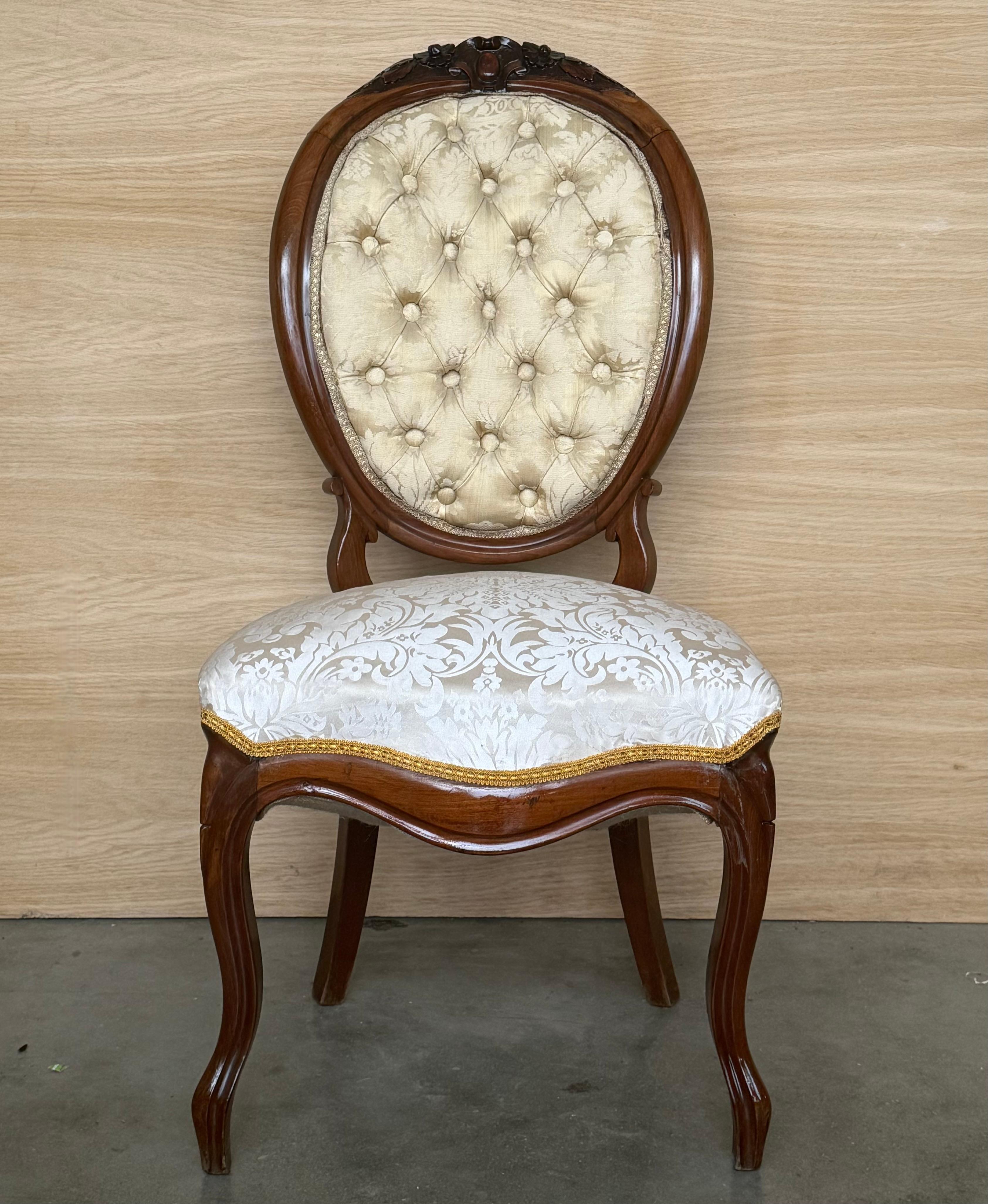 Paire de fauteuils en noyer Louis XVI du 19ème siècle ~ fauteuils est vraiment un classique intemporel ! Avec des dossiers ovales incurvés et des sièges généreux, l'ensemble  offre un confort surprenant, et la très haute qualité de la sellerie