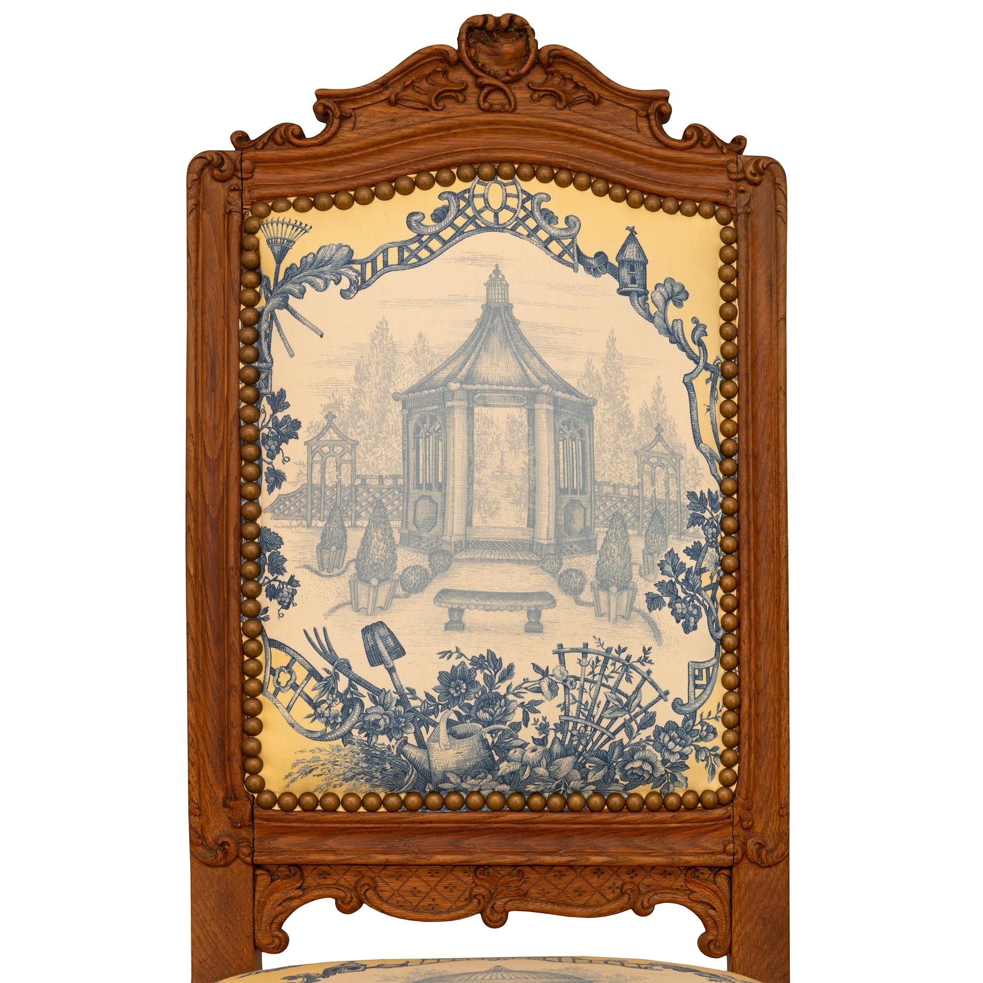 Legno Set di sei sedie da pranzo francesi con schienale alto del XIX secolo in stile Luigi XVI intagliato in vendita
