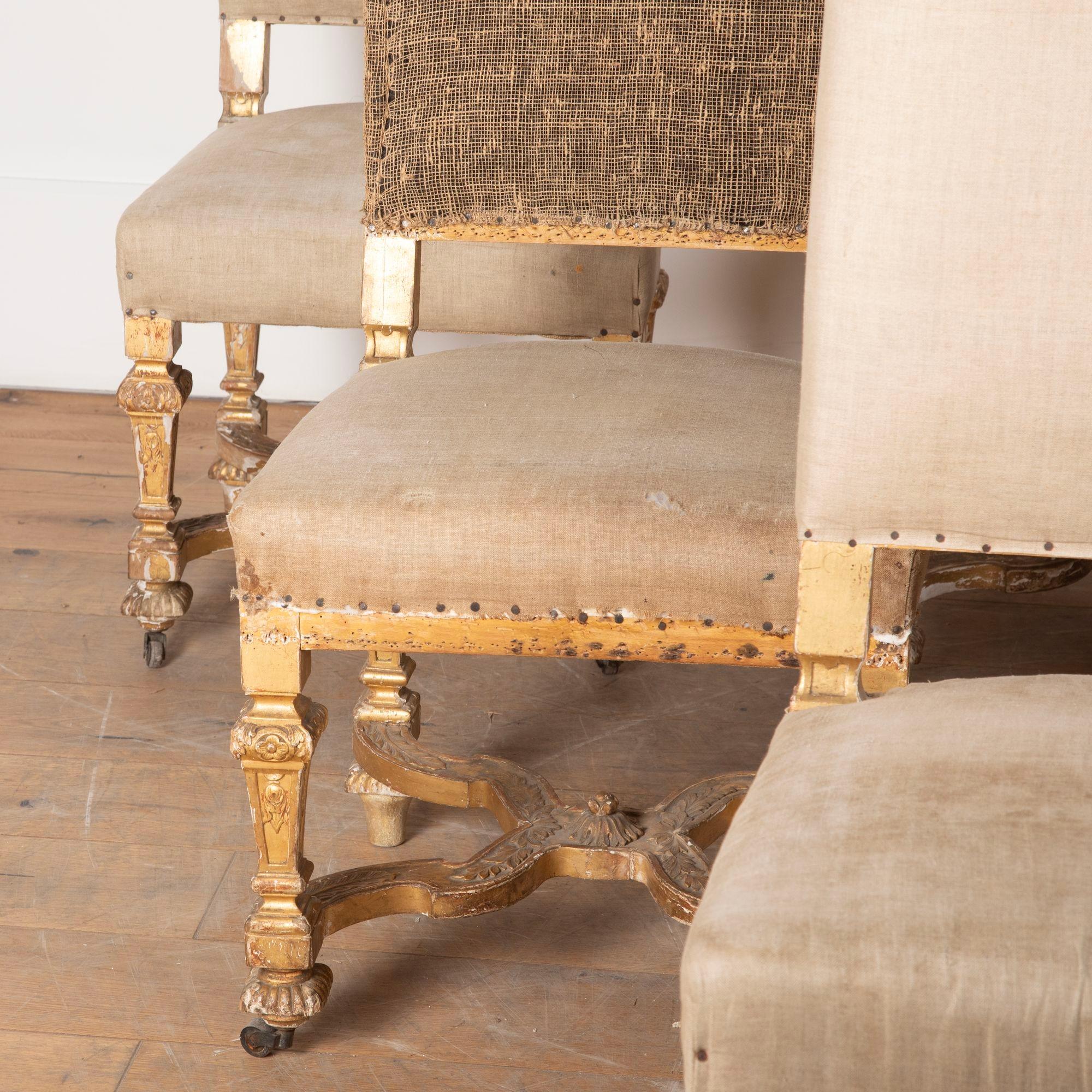 Satz von sechs vergoldeten Esszimmerstühlen im französischen Louis-XIV-Stil des 19. Jahrhunderts mit aufwändigen, gewellten X-Rahmen-Bahren.