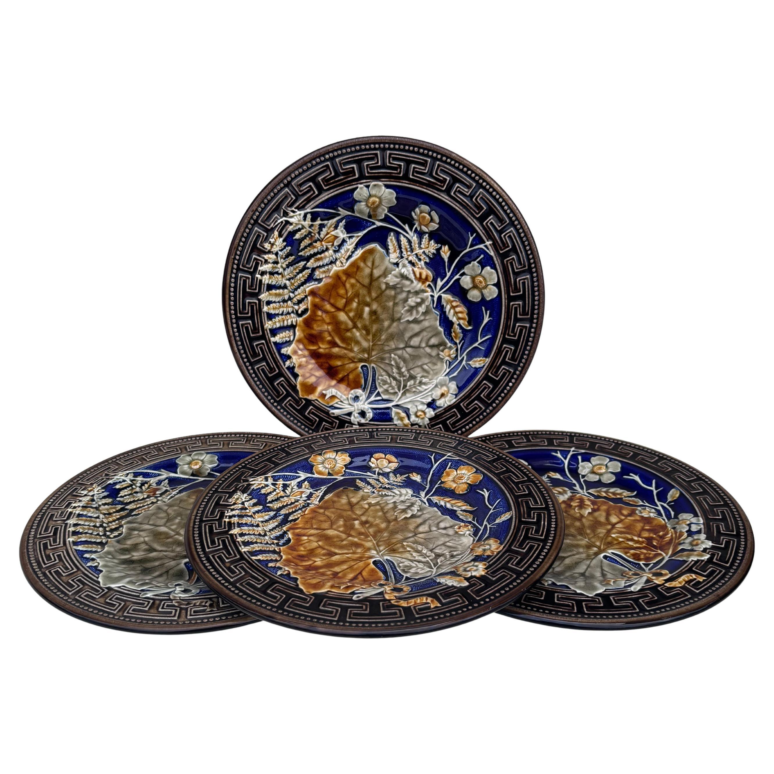 Ensemble de 6 assiettes en majolique signées Choisy-le-Roi, vers 1890.
Décoré de feuilles, de fougères, de fleurs roses et d'une bordure grecque.
Couleurs très rares.