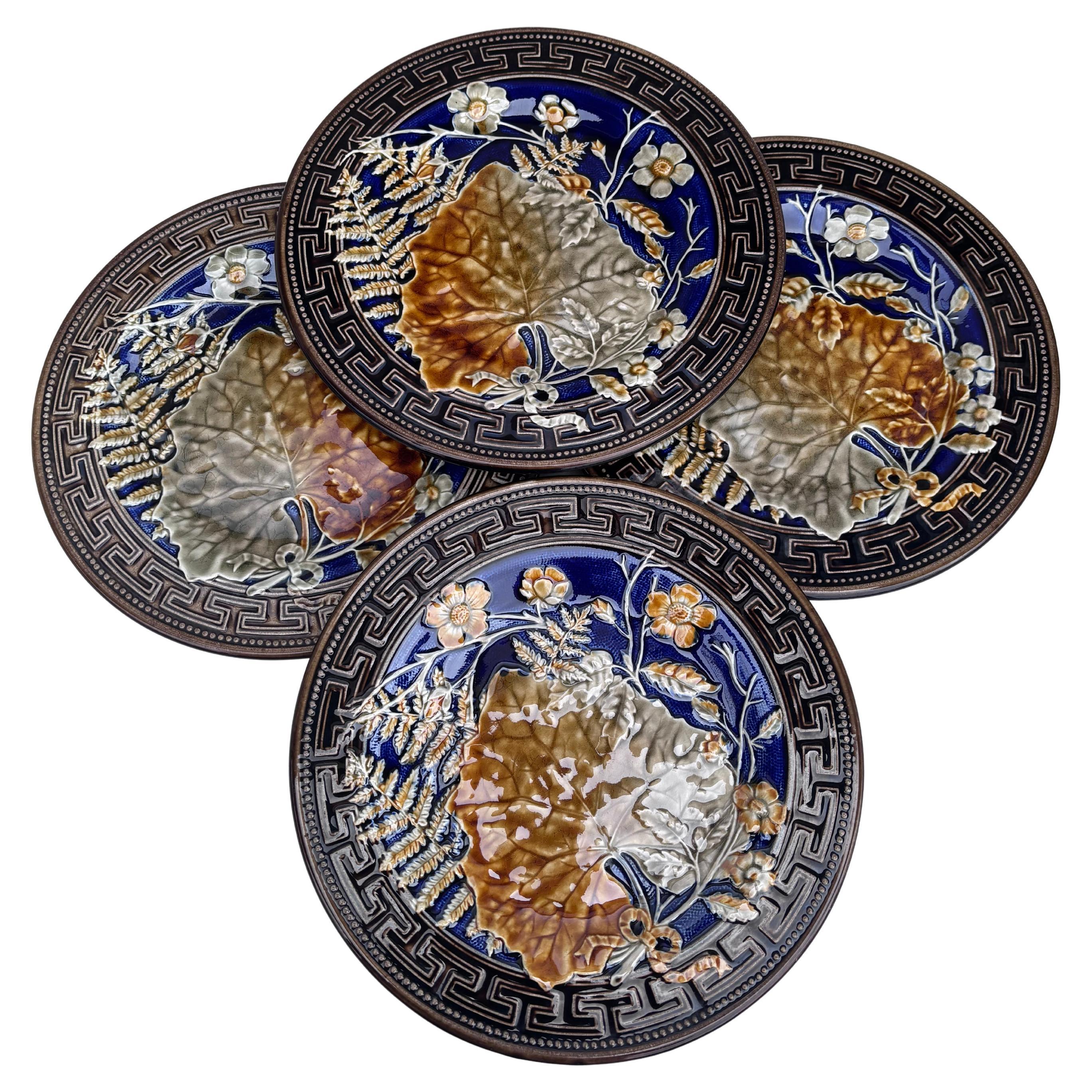 Victorien Ensemble de six assiettes en majolique feuilles et fleurs du 19ème siècle Choisy Le Roi en vente
