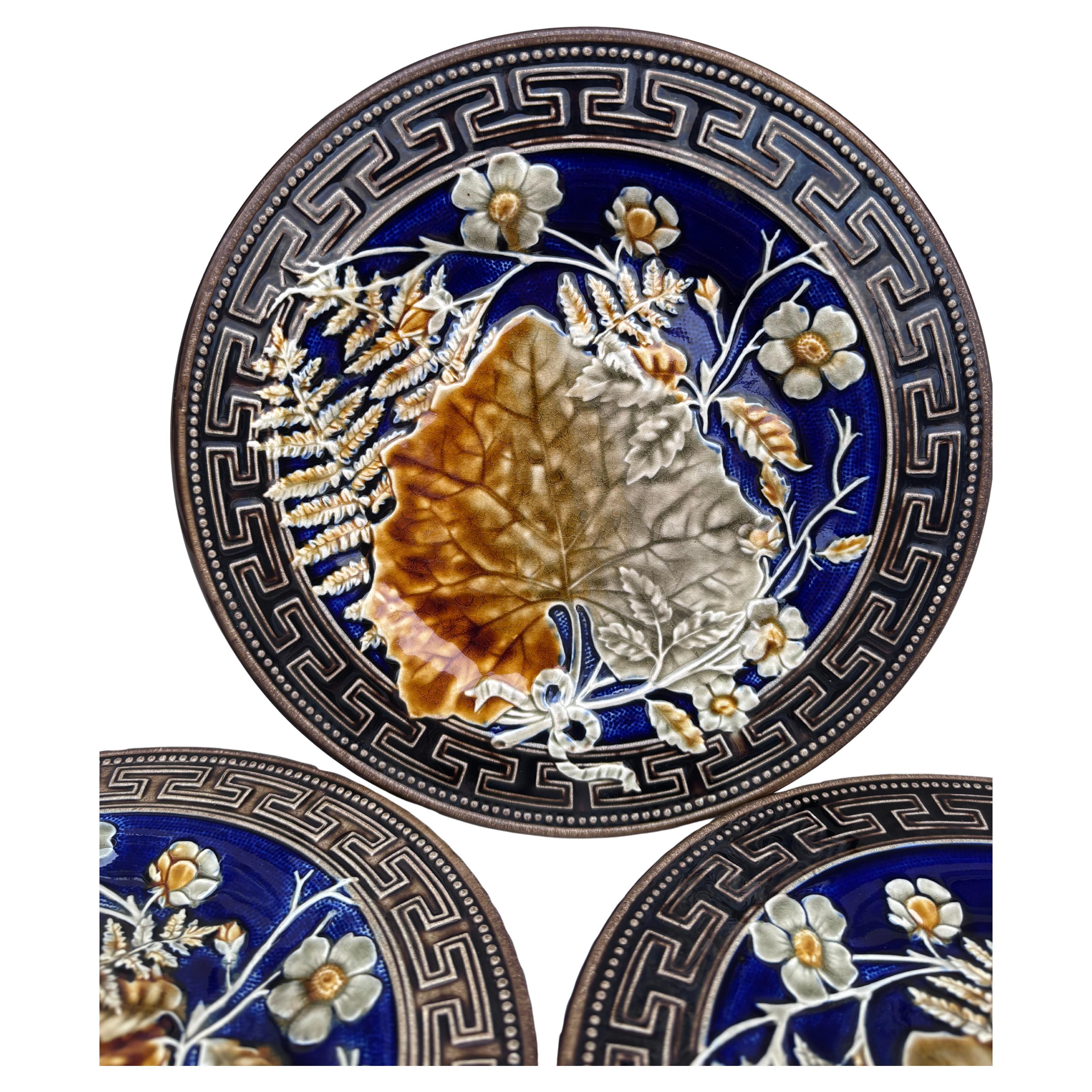 Français Ensemble de six assiettes en majolique feuilles et fleurs du 19ème siècle Choisy Le Roi en vente