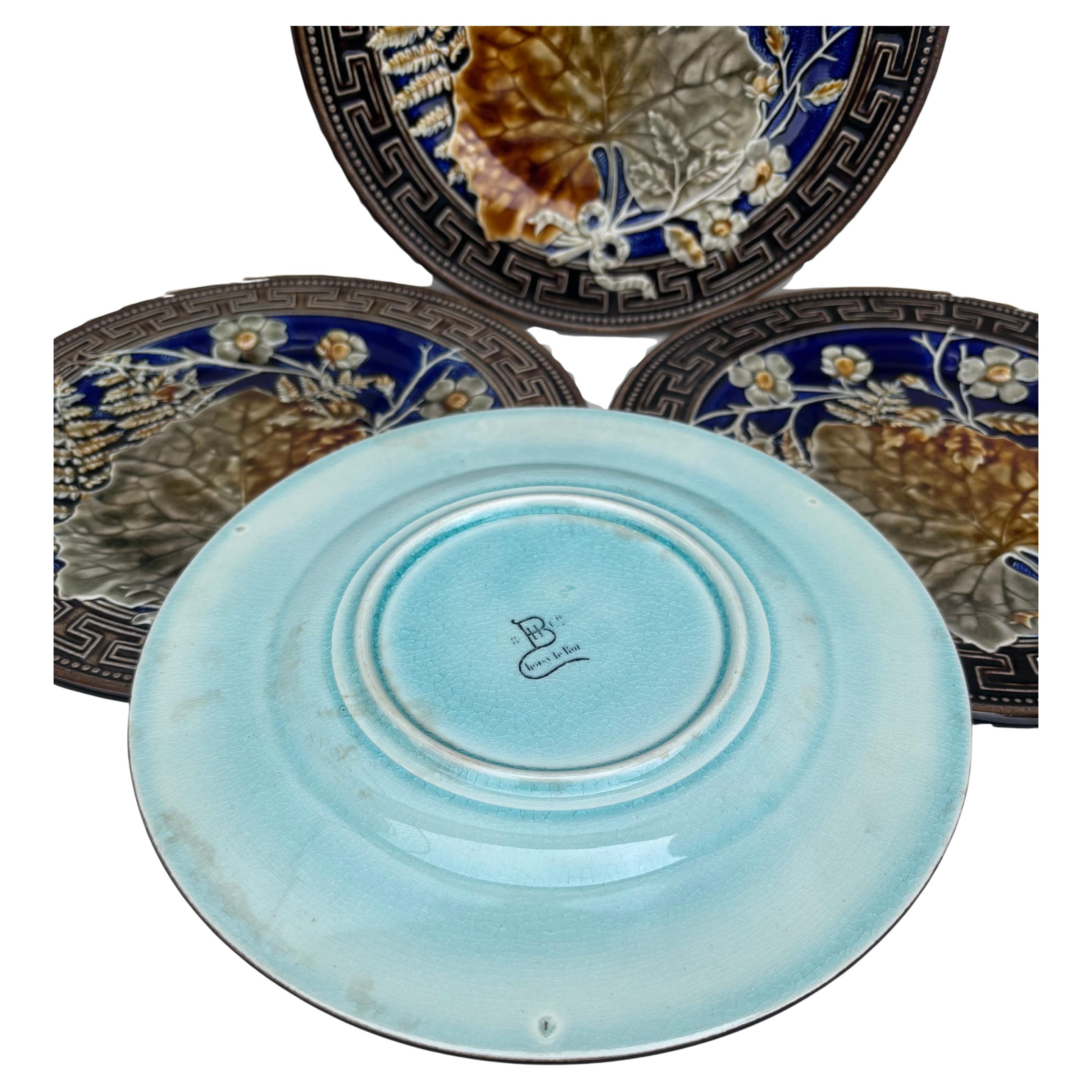 Ensemble de six assiettes en majolique feuilles et fleurs du 19ème siècle Choisy Le Roi Bon état - En vente à Austin, TX