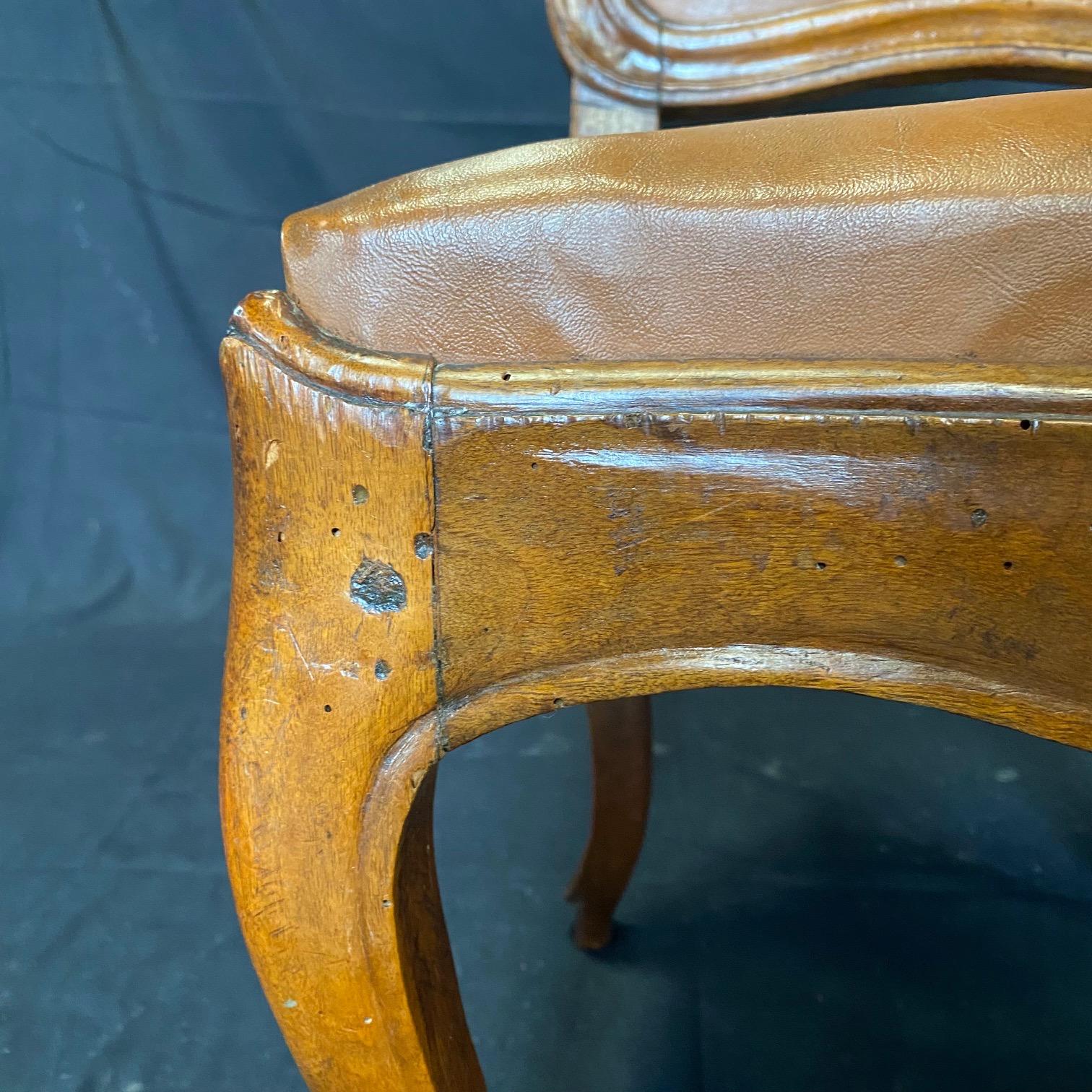 Satz von sechs Esszimmerstühlen aus Nussbaumholz und Kunstleder in Museumsqualität aus dem 19. Jahrhundert im Angebot 6