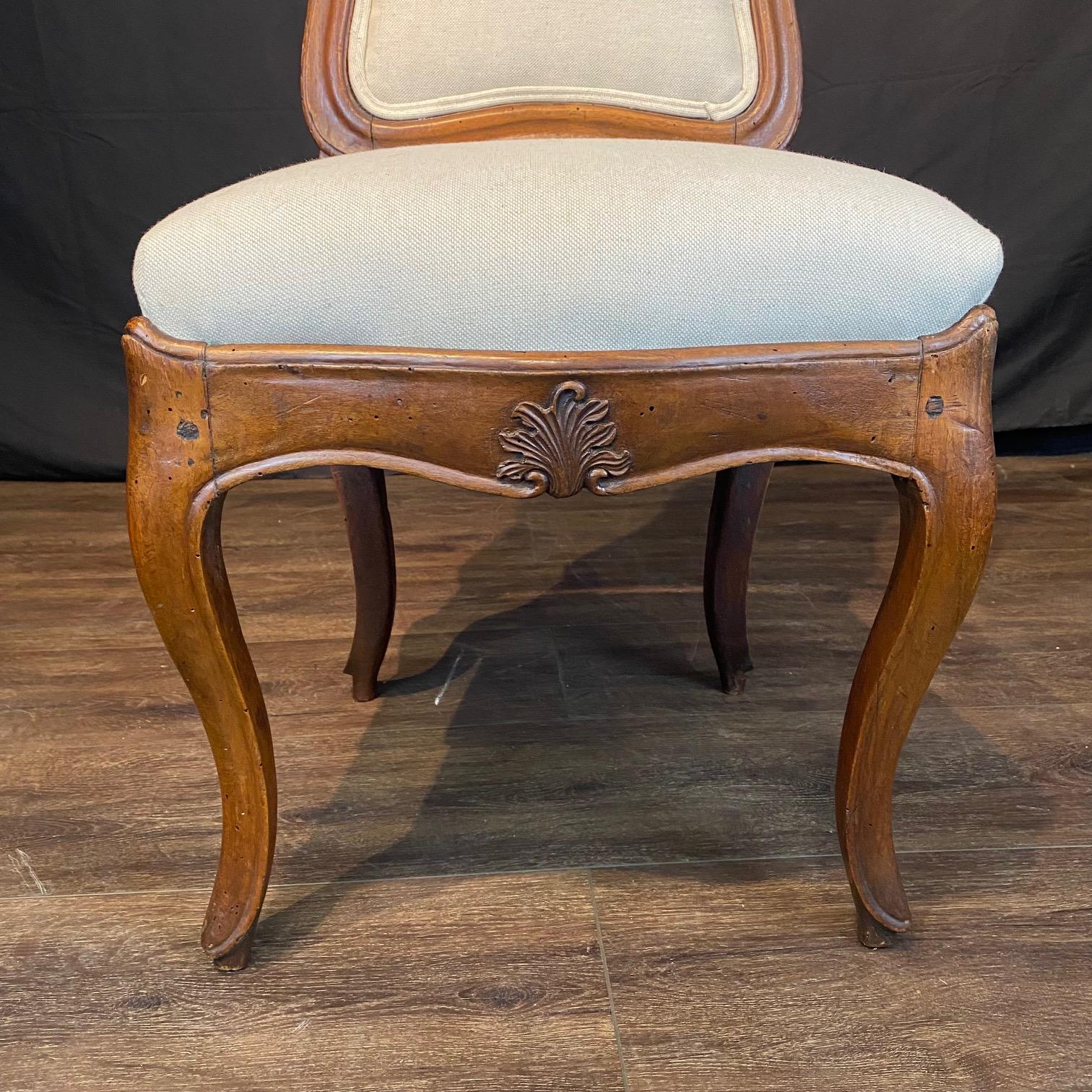 Materiale sintetico Set di sei sedie da pranzo in noce e finta pelle di qualità museale del XIX secolo in vendita