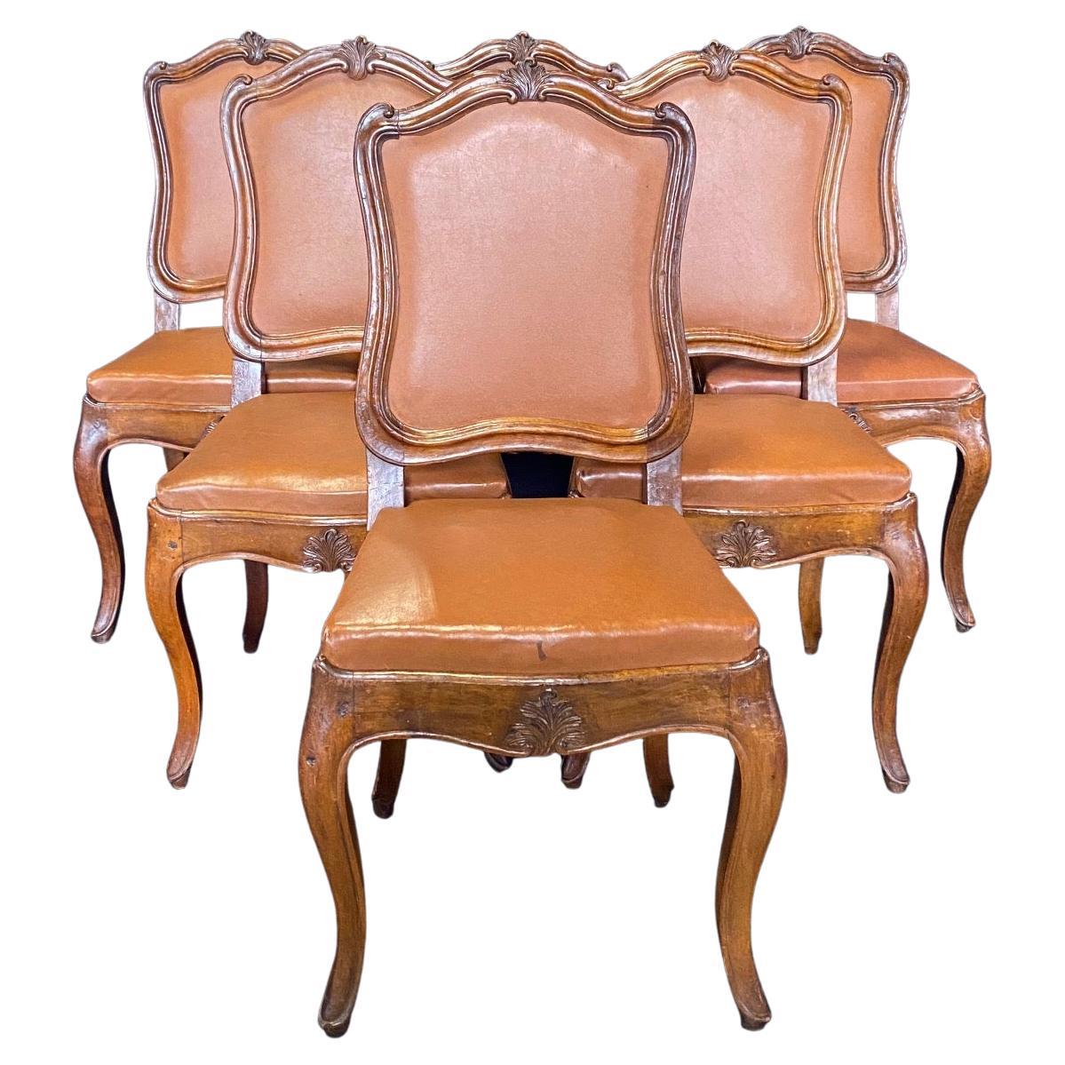 Satz von sechs Esszimmerstühlen aus Nussbaumholz und Kunstleder in Museumsqualität aus dem 19. Jahrhundert im Angebot