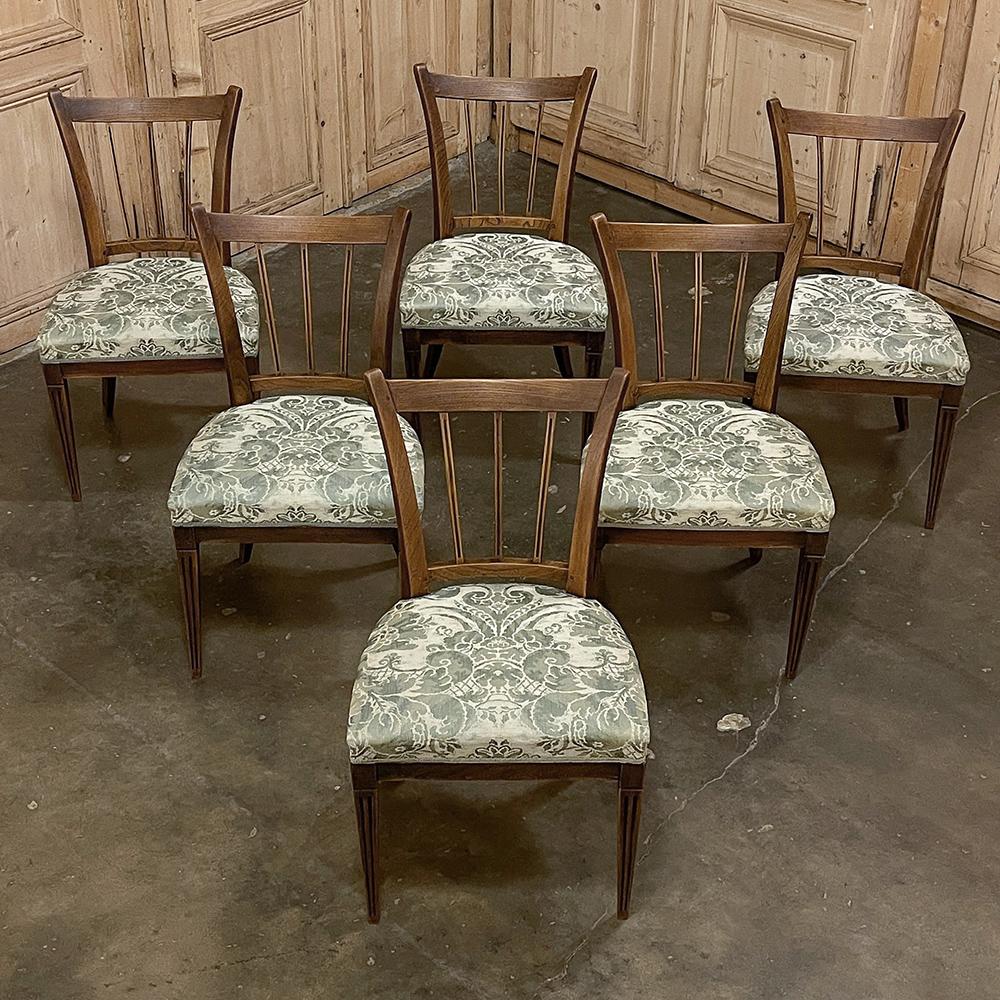 Die sechs schwedischen Esszimmerstühle aus dem 19. Jahrhundert zeichnen sich durch klassische, stilvolle Linien aus, die maßgeschneidert und dennoch raffiniert konstruiert sind. Die Wölbung der Rückenlehne mit drei Lamellen passt sich bequem an