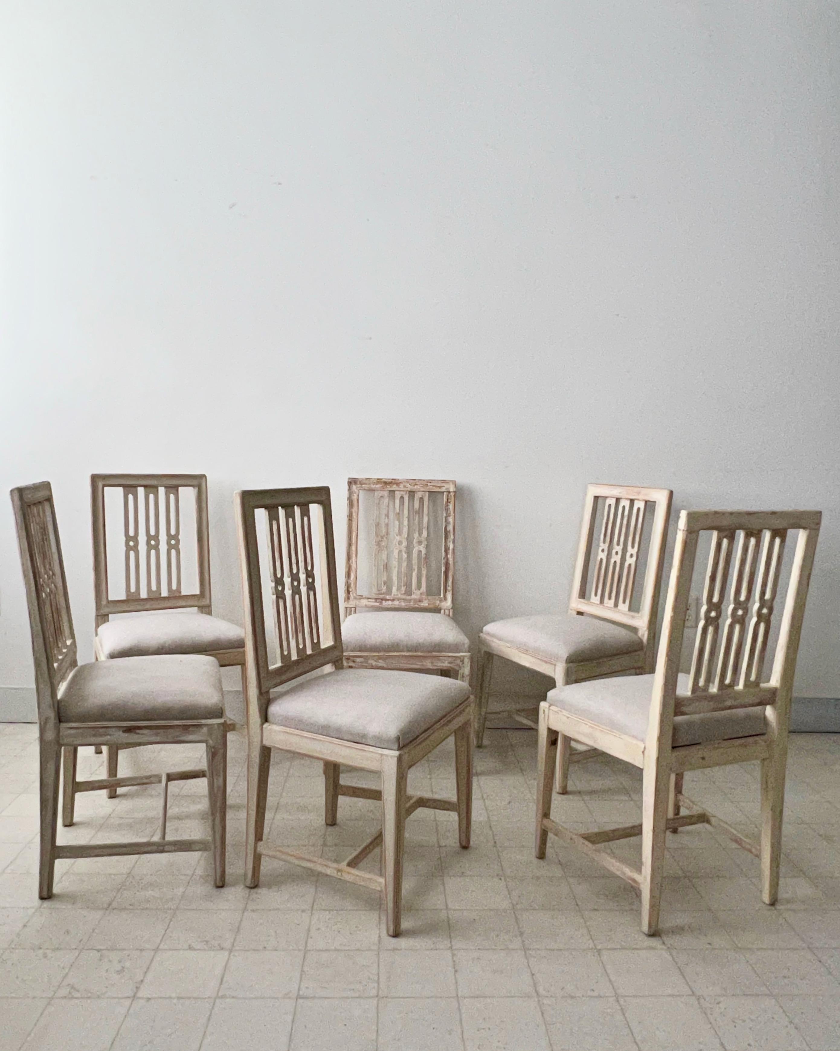 Ein Satz von sechs schwedischen Esszimmerstühlen aus bemaltem Holz aus dem späten 19. Jahrhundert, mit geschnitzten Leisten, spitz zulaufenden Beinen und mit Leinen gepolsterten Sitzkissen.
Anmerkung:
Zwei Stühle dieses Sets unterscheiden sich nur