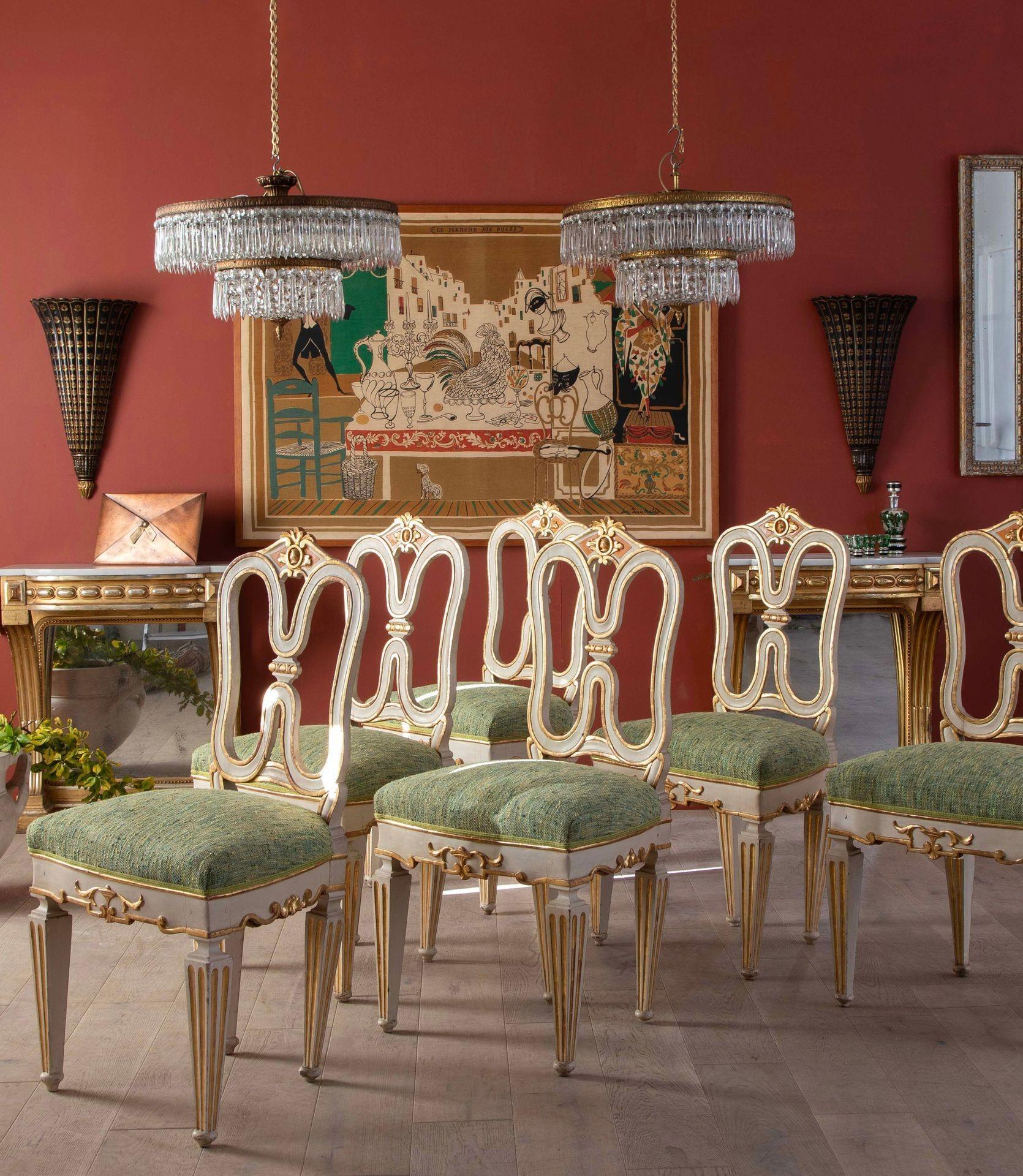 Ensemble de six chaises de salle à manger vénitiennes du XIXe siècle.
Elegantes formes sculptées, elles ont conservé leur peinture d'origine crème et dorée ; elles ont été récemment retapissées.
