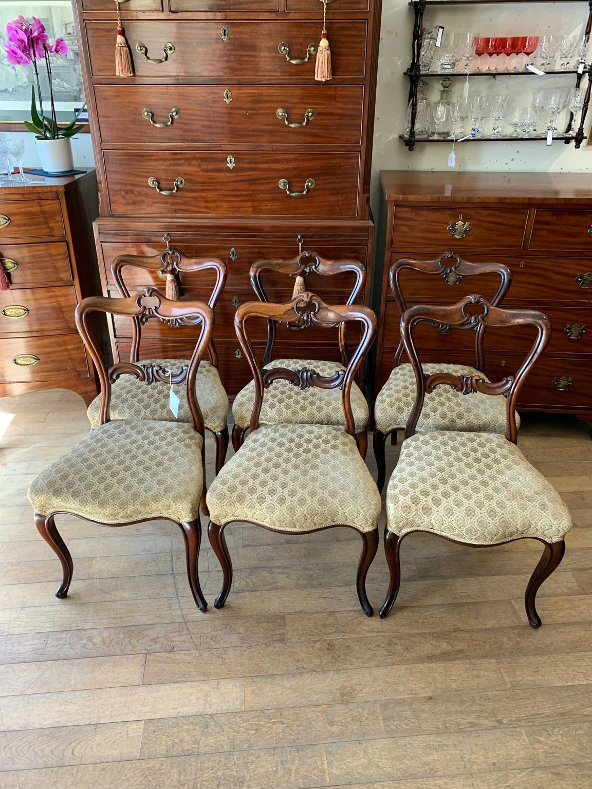 Set of 6 – 19th Century Victorian Rosewood Dining Chairs with carved waist rail decoration and serpentine seat, on cabriole legs.

Circa: 1850.

 