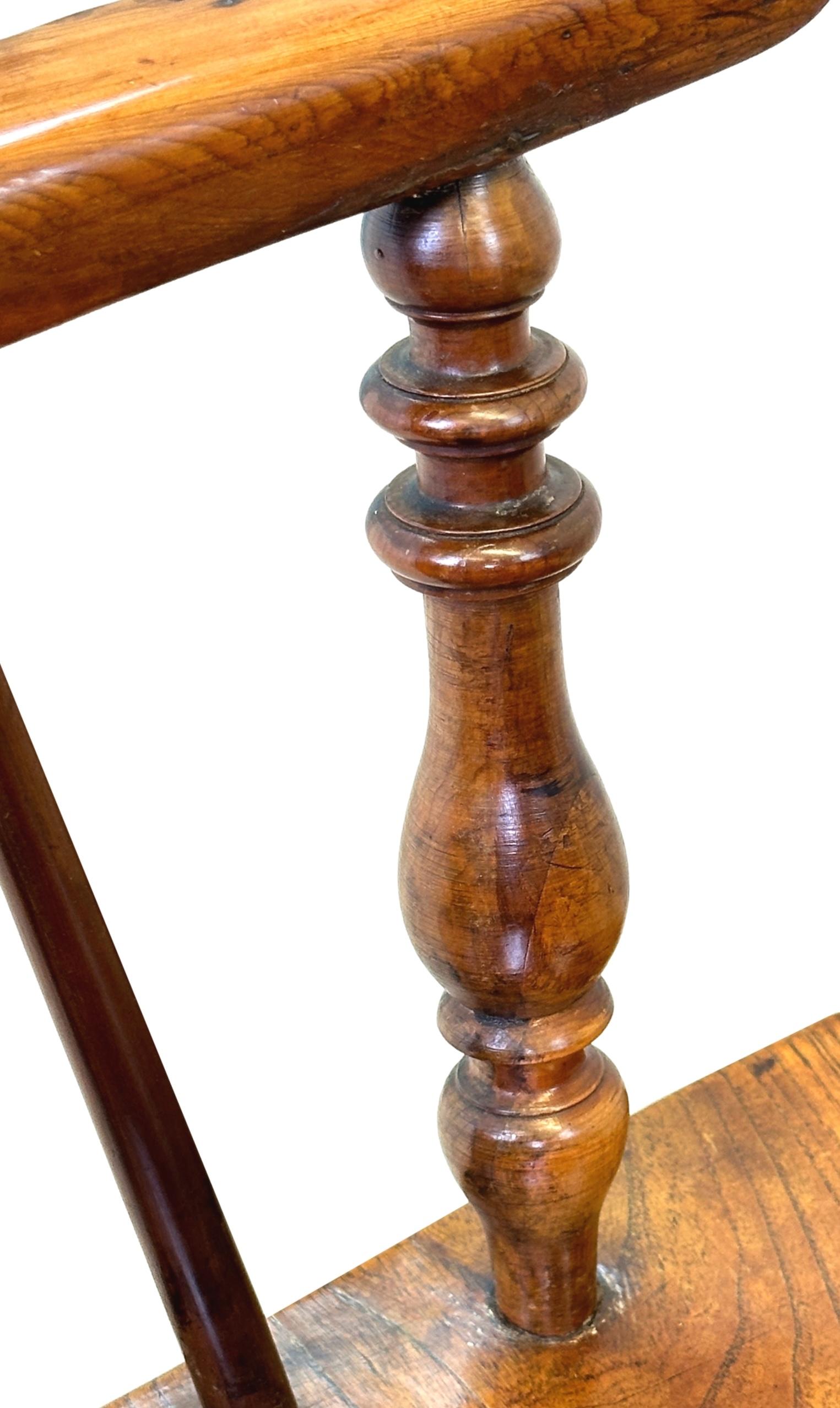 Set di sei sedie Windsor in legno di tasso del XIX secolo in vendita 6