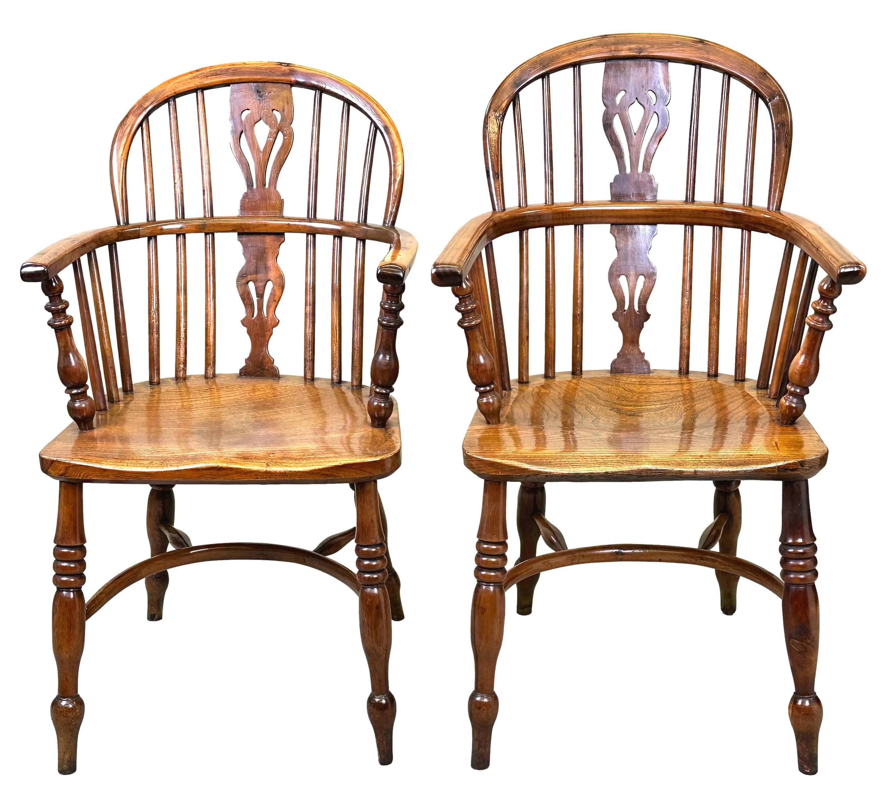 Charmant et très attrayant ensemble assorti de six fauteuils de cuisine Windsor en bois d'if à dossier bas, avec des éclisses percées extrêmement bien figurées et des supports tournés aux dossiers incurvés, sur des sièges en forme reposant sur