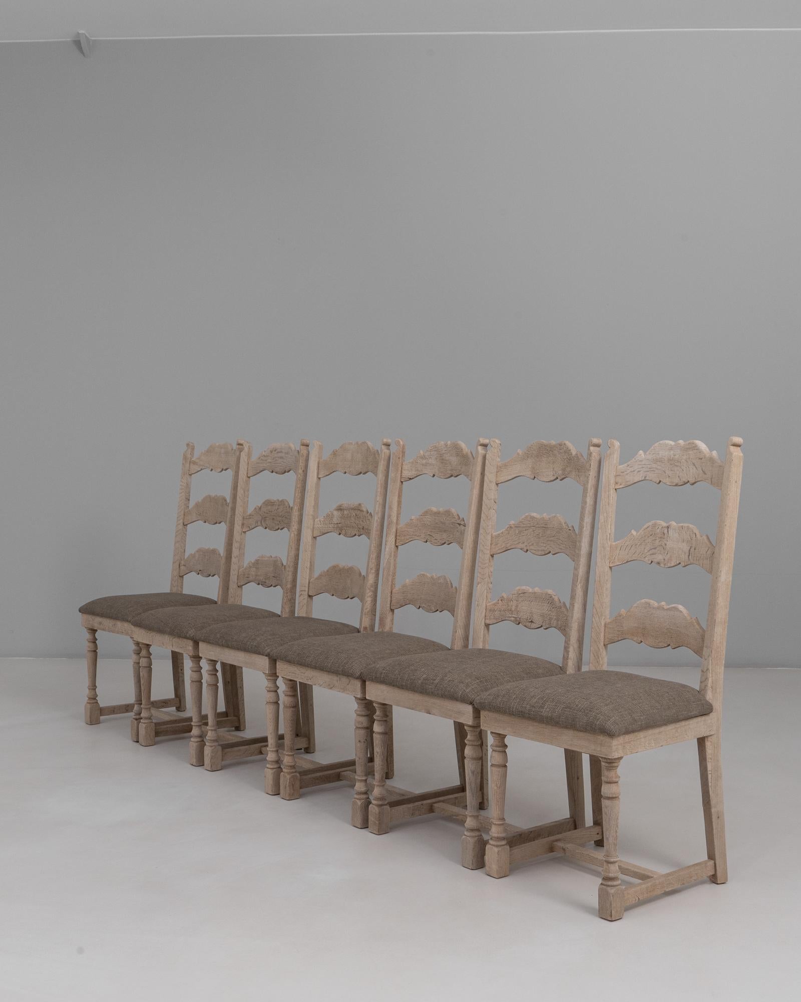 Set di sei sedie da pranzo in quercia imbottite del 20° secolo in Belgio con schienale a scaletta in Oak in vendita 5