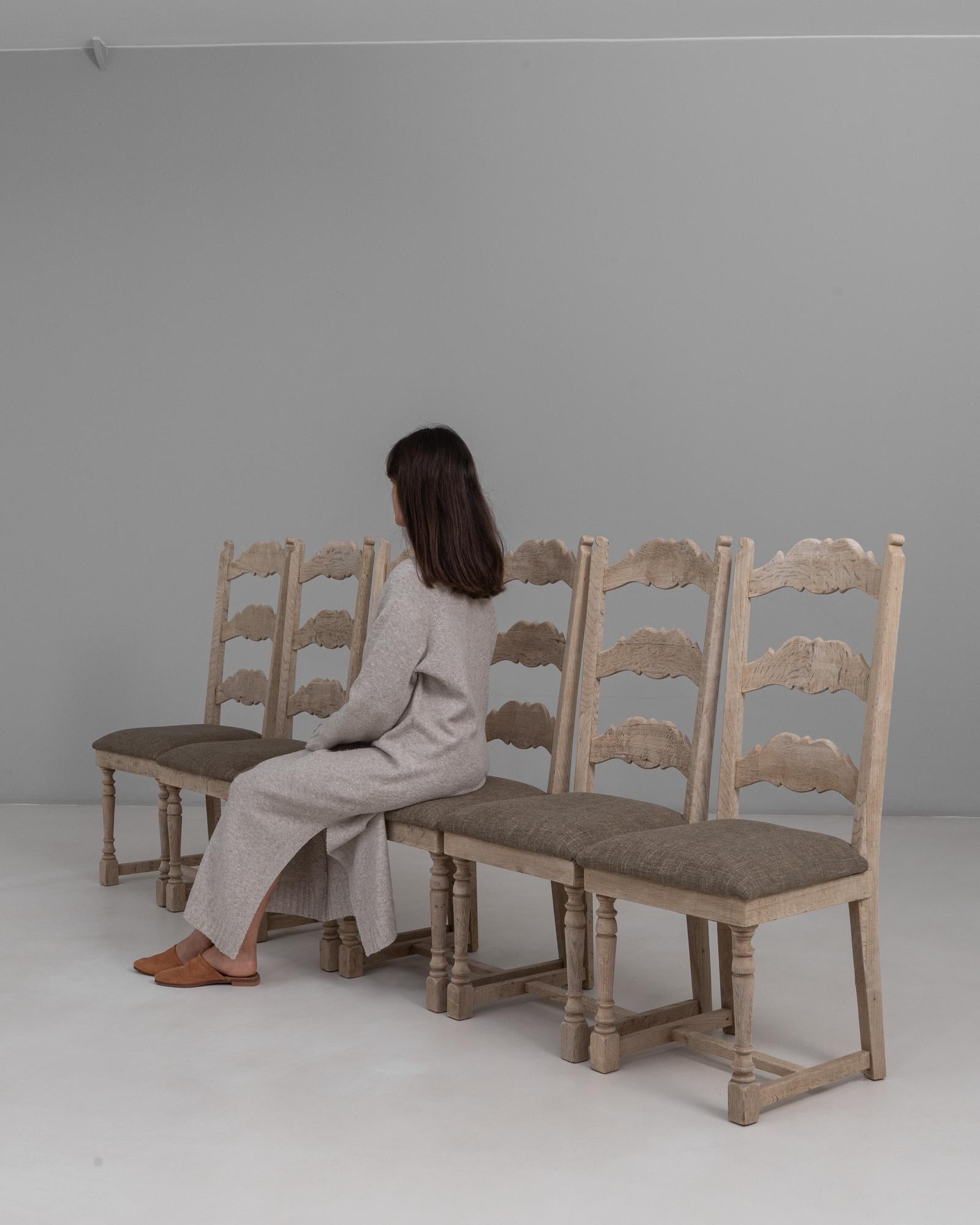 Set di sei sedie da pranzo in quercia imbottite del 20° secolo in Belgio con schienale a scaletta in Oak in vendita 6