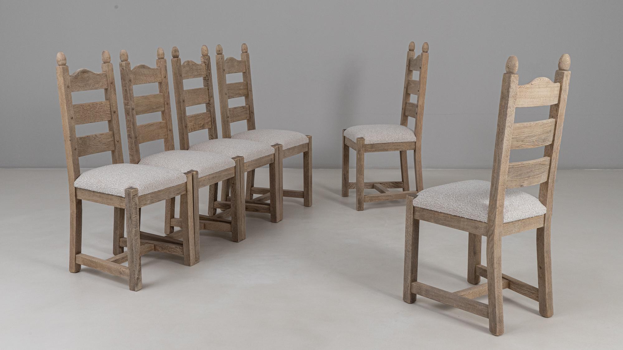 Belga Set di sei sedie da pranzo in quercia imbottite del 20° secolo in Belgio con schienale a scaletta in Oak in vendita