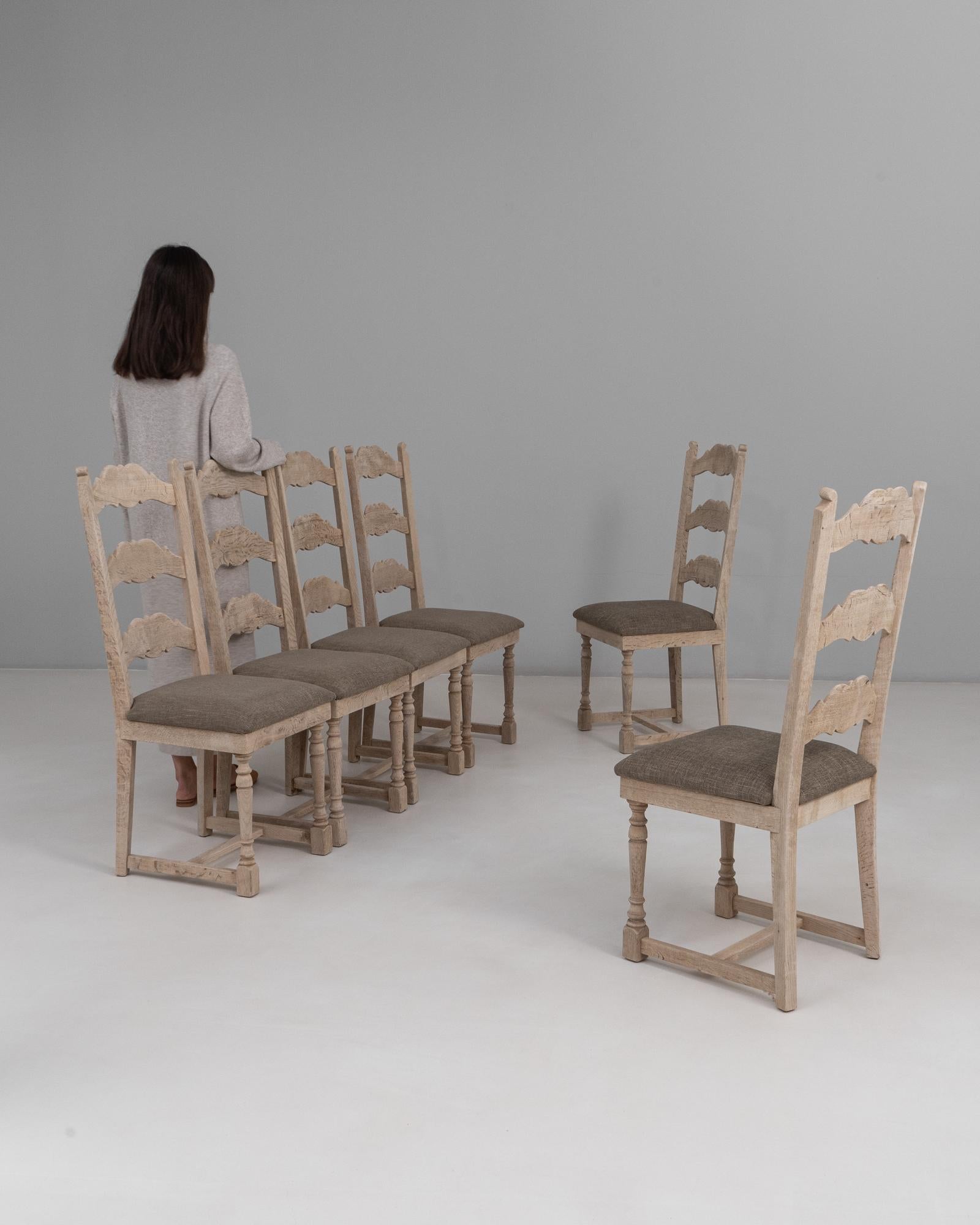 Belga Set di sei sedie da pranzo in quercia imbottite del 20° secolo in Belgio con schienale a scaletta in Oak in vendita