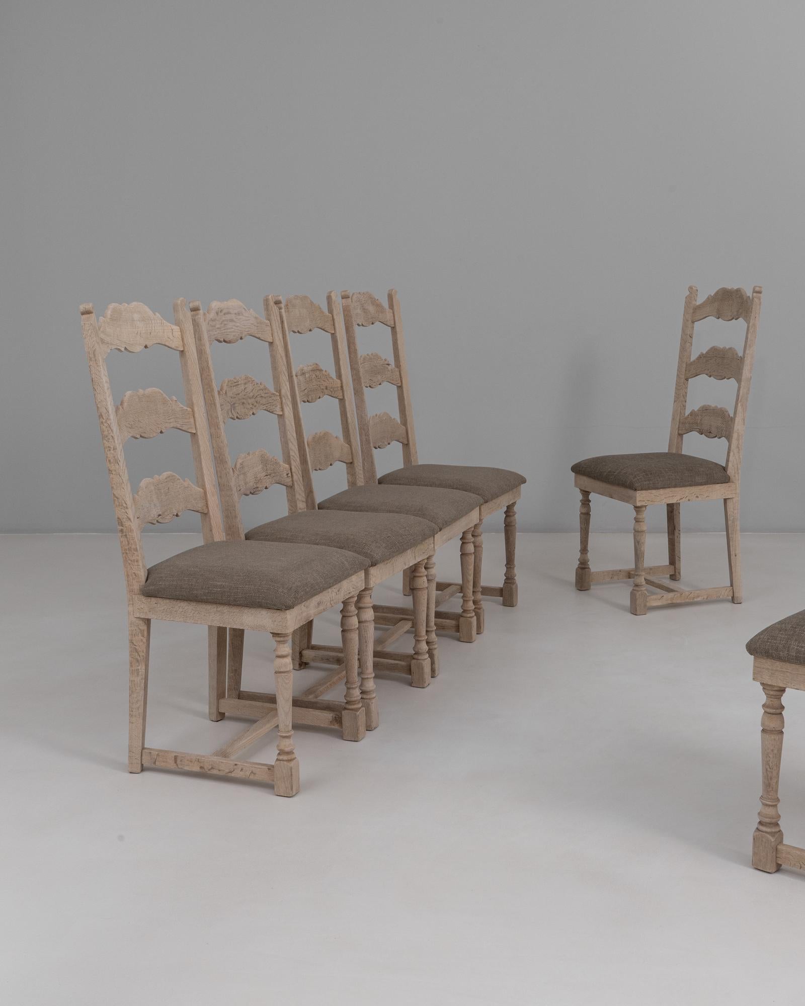 Set di sei sedie da pranzo in quercia imbottite del 20° secolo in Belgio con schienale a scaletta in Oak In condizioni buone in vendita a High Point, NC