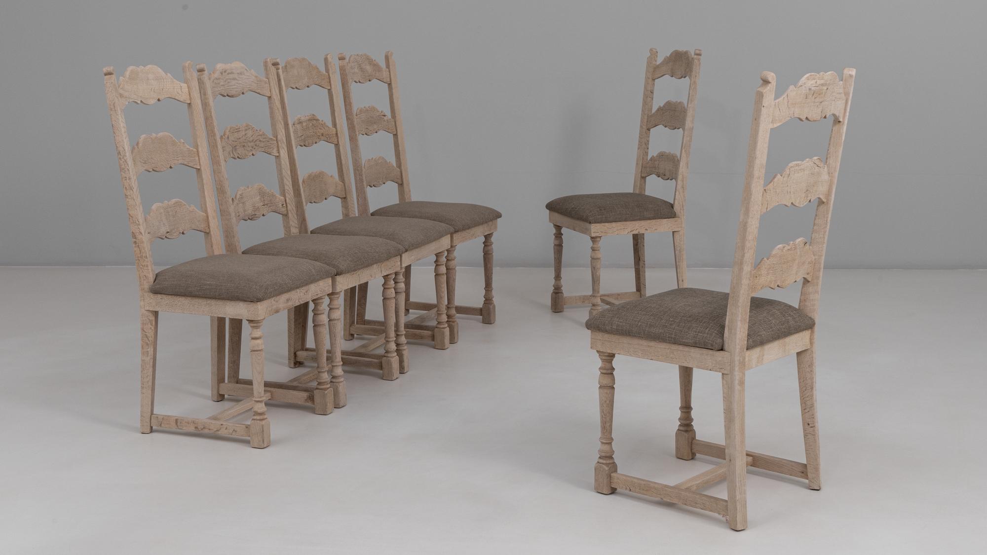 XX secolo Set di sei sedie da pranzo in quercia imbottite del 20° secolo in Belgio con schienale a scaletta in Oak in vendita