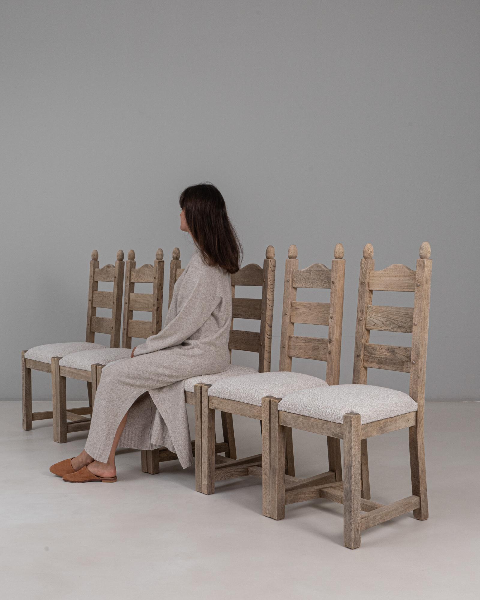 Set di sei sedie da pranzo in quercia imbottite del 20° secolo in Belgio con schienale a scaletta in Oak in vendita 3