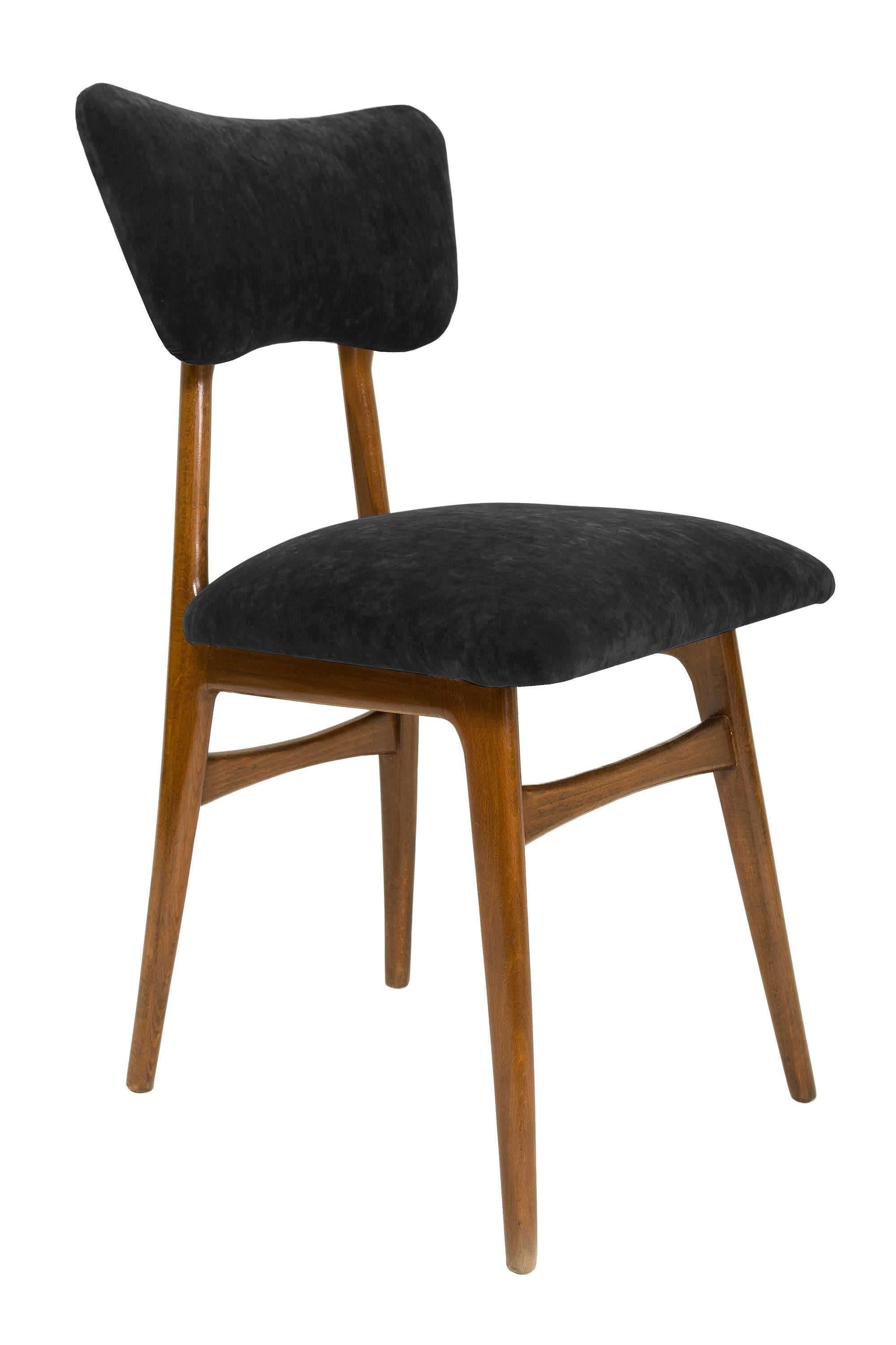 Chaises conçues par le prof. Rajmund Halas. Fabriqué en bois de hêtre. Le fauteuil a subi une rénovation complète de la tapisserie et les boiseries ont été rafraîchies. L'assise et le dossier sont habillés d'un tissu en velours vert foncé, durable