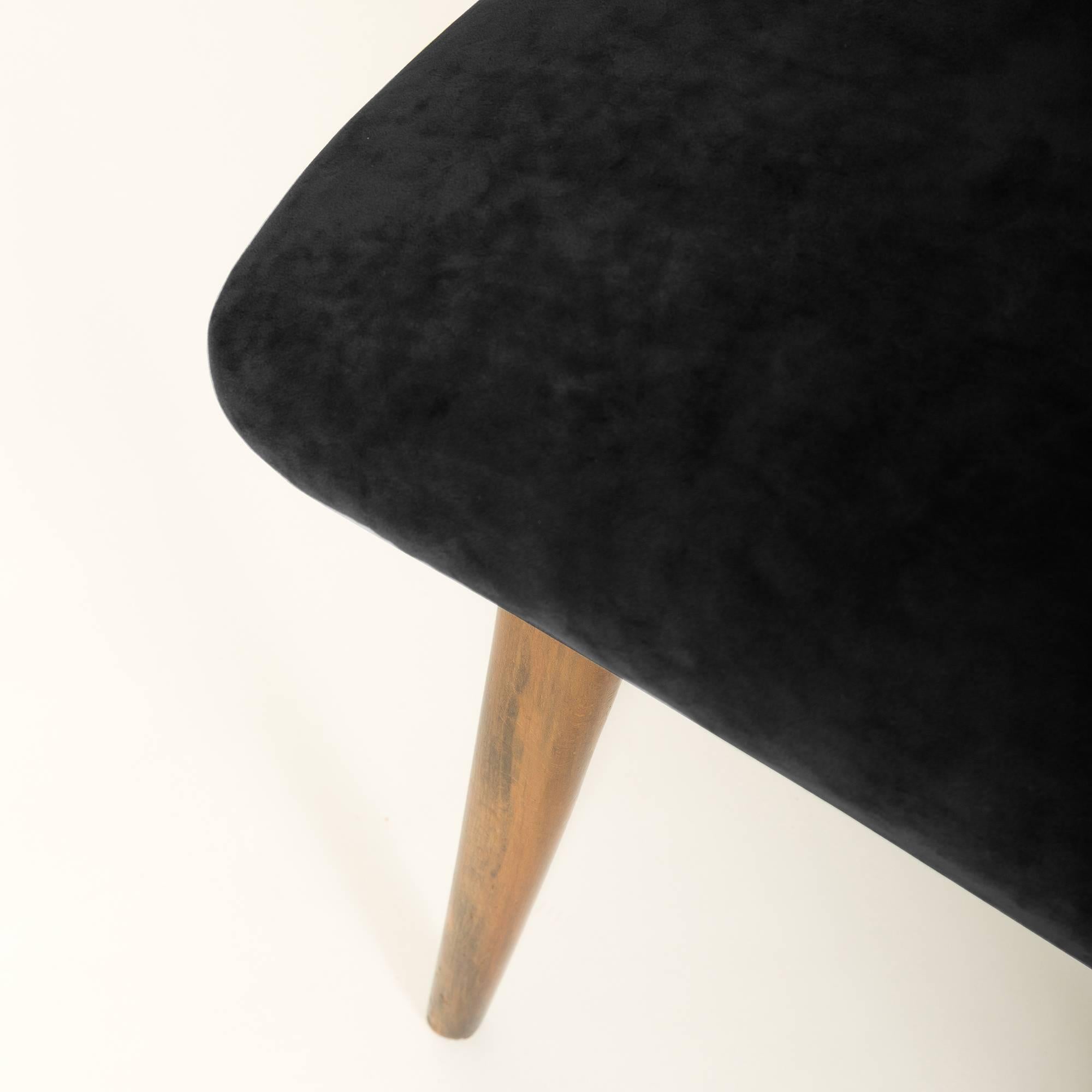 20ième siècle Ensemble de six chaises en velours noir du XXe siècle, années 1960 en vente