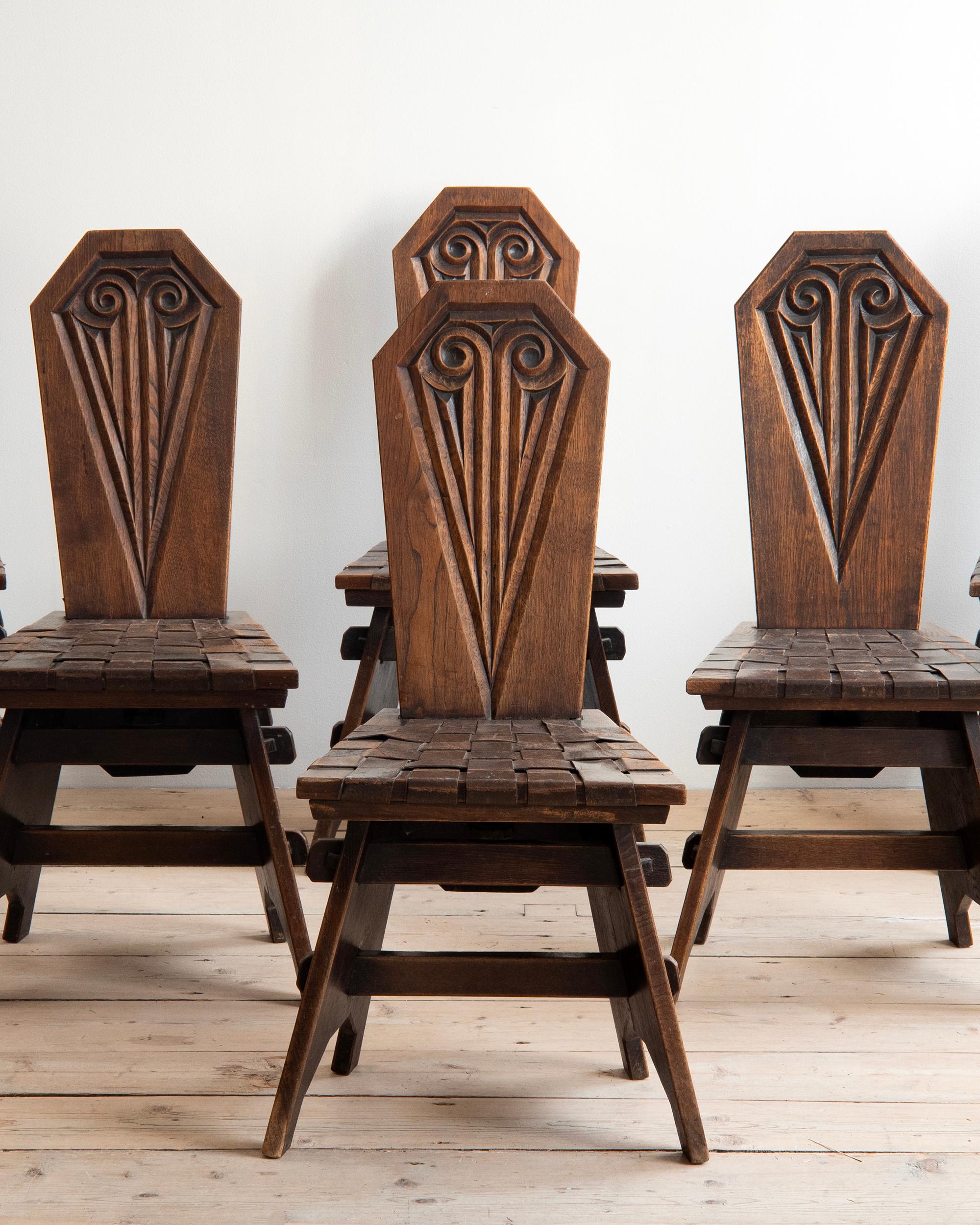 Ensemble de six chaises en chêne massif et cuir par Joseph Savina(1901-1983), Sculpteur et ébéniste né en Bretagne, France. ca 1940s 

Joseph Savina (1901-1983), ébéniste et sculpteur breton de talent, a joué un rôle clé dans le mouvement artistique