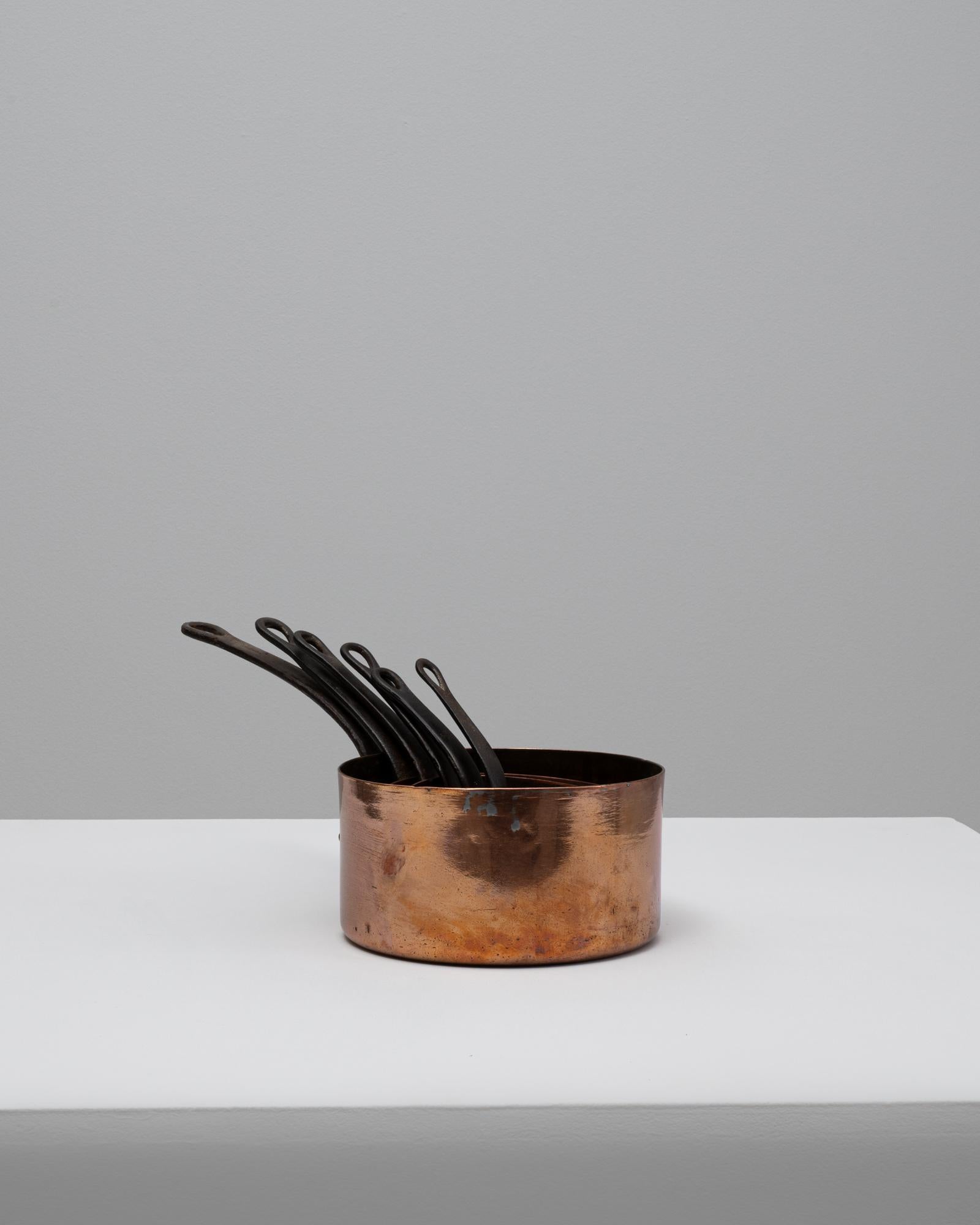 Satz von sechs französischen Messingtöpfen des 20. (Französisch) im Angebot