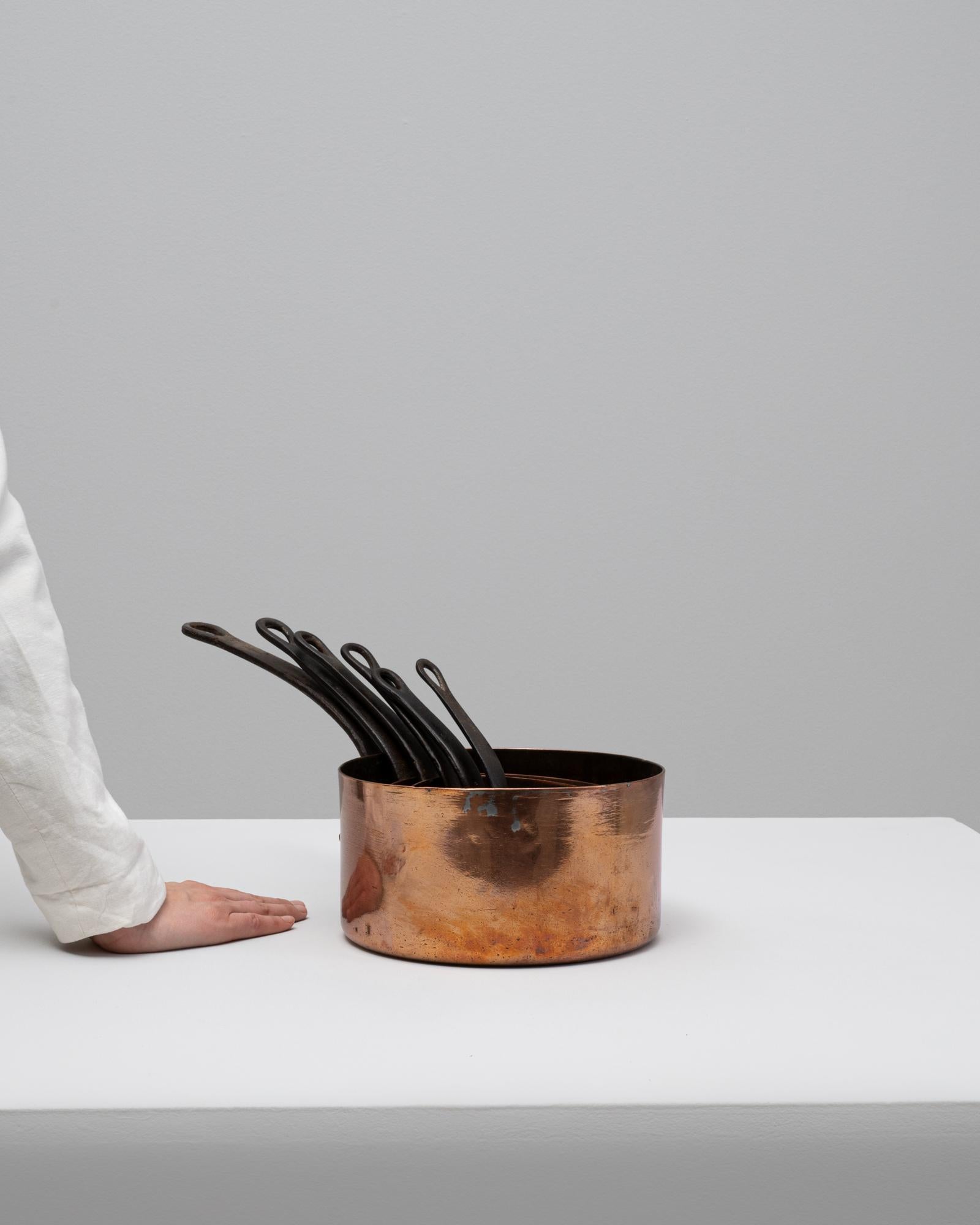 Satz von sechs französischen Messingtöpfen des 20. im Zustand „Gut“ im Angebot in High Point, NC