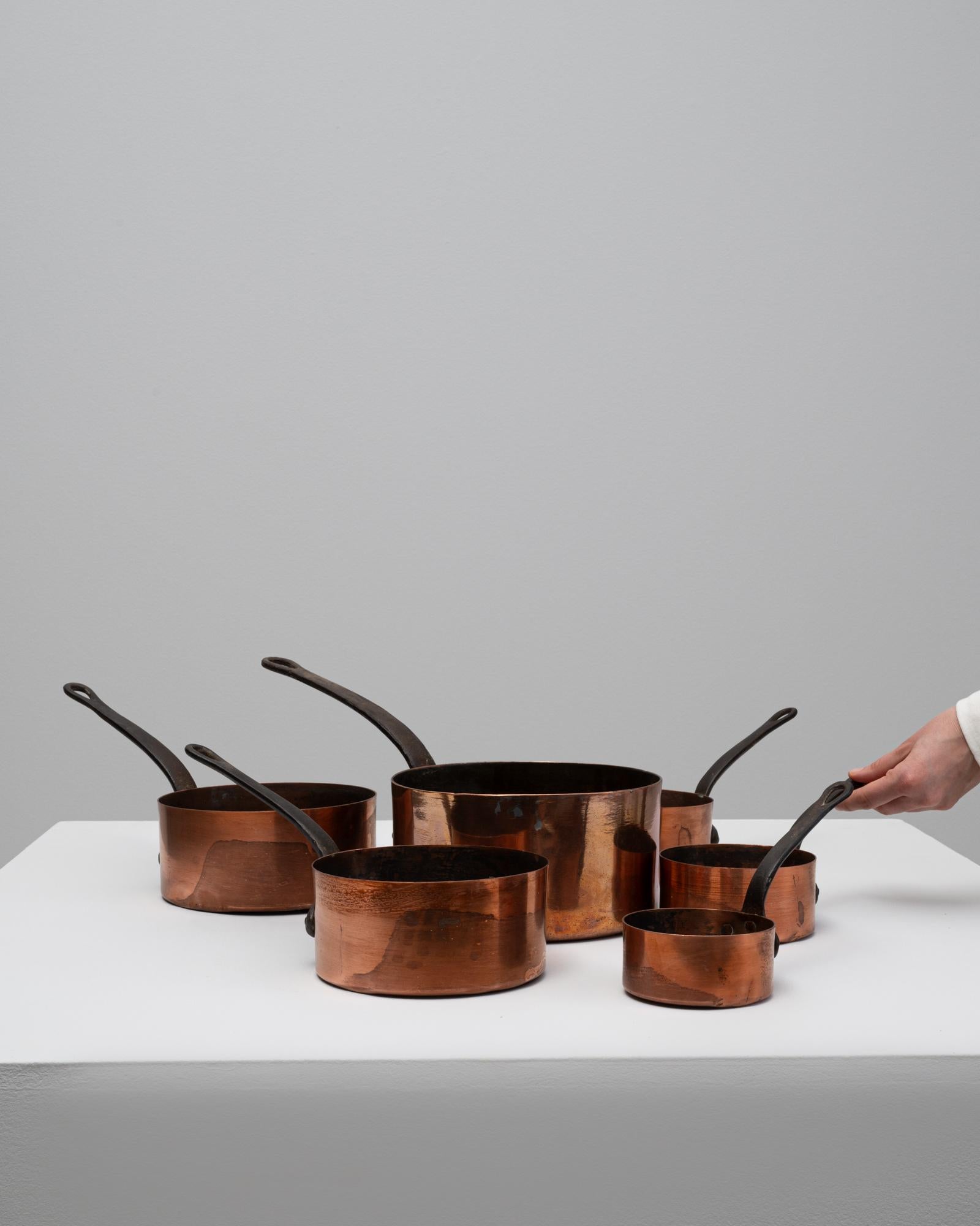 Satz von sechs französischen Messingtöpfen des 20. (20. Jahrhundert) im Angebot