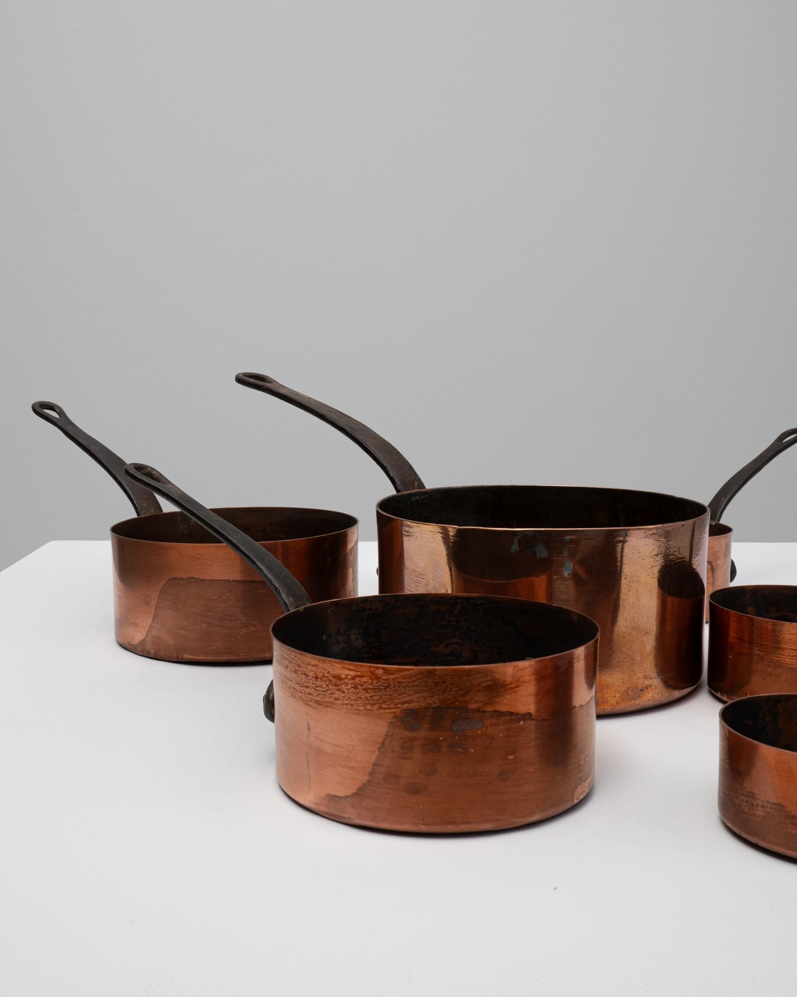 Satz von sechs französischen Messingtöpfen des 20. (Kupfer) im Angebot