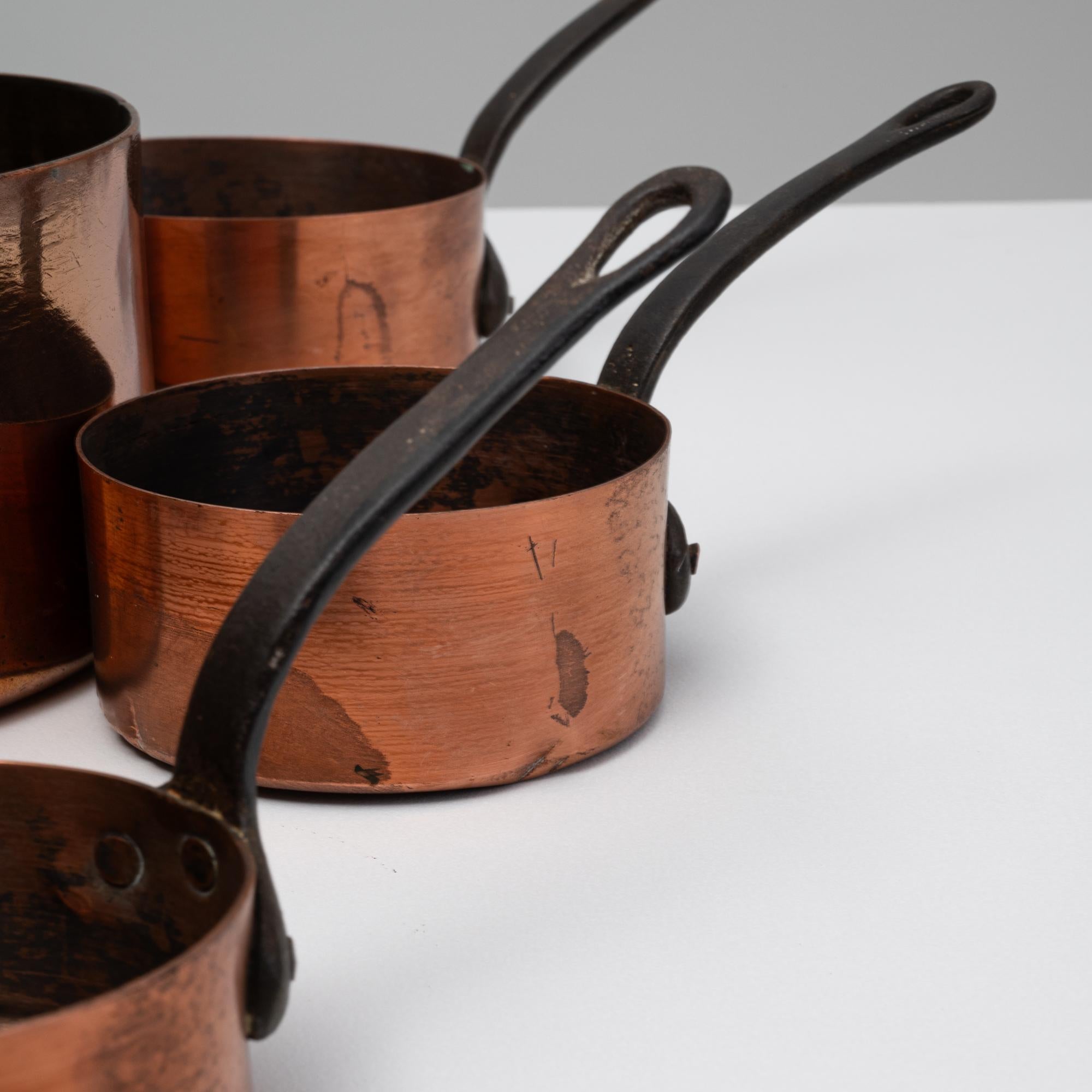 Satz von sechs französischen Messingtöpfen des 20. im Angebot 2