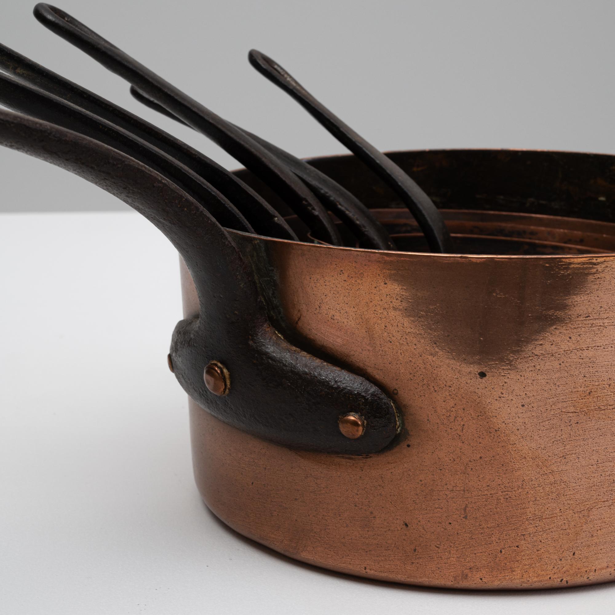 Satz von sechs französischen Messingtöpfen des 20. im Angebot 3