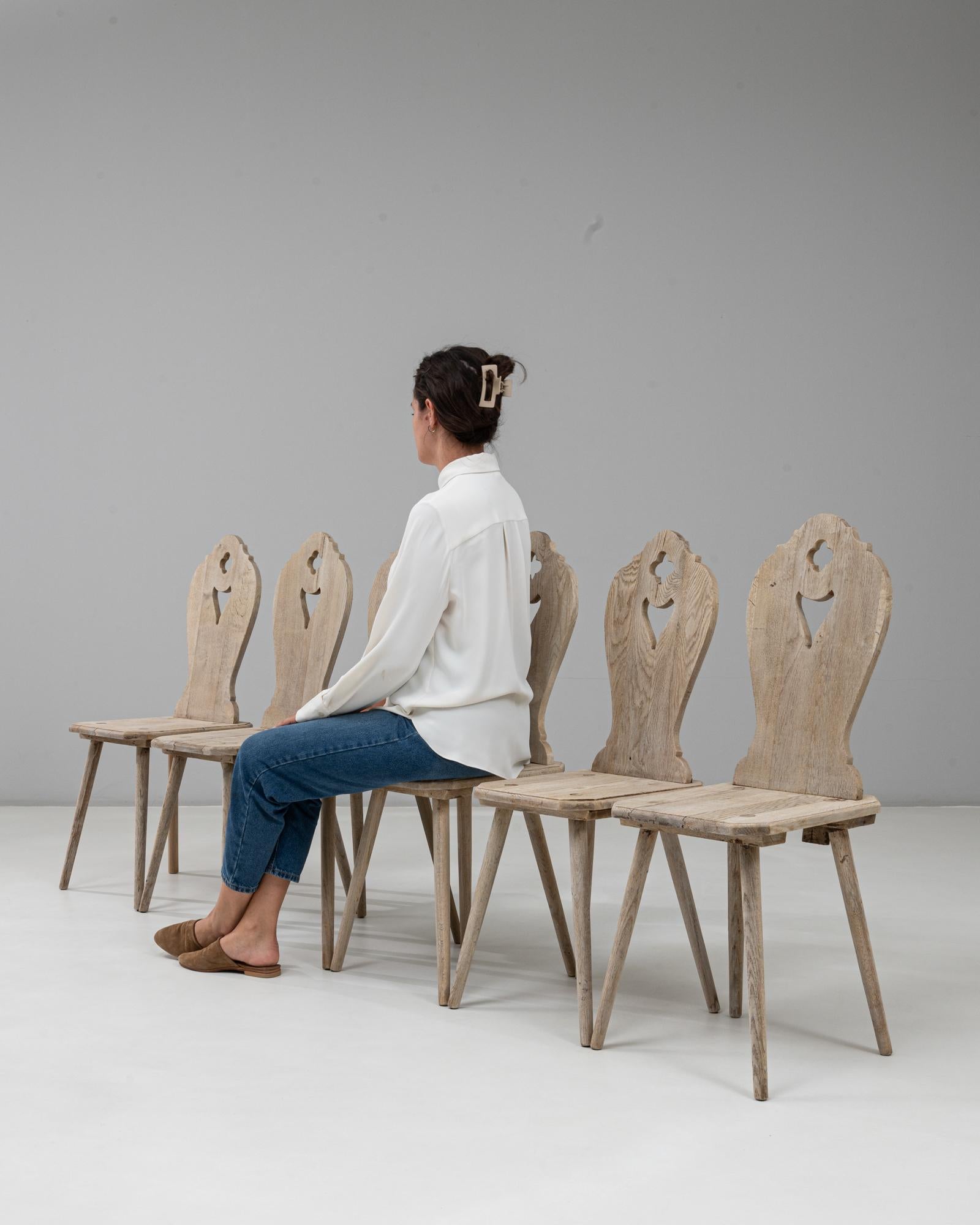 Ensemble de six chaises de salle à manger alpines en Oak français du 20e siècle en vente 5
