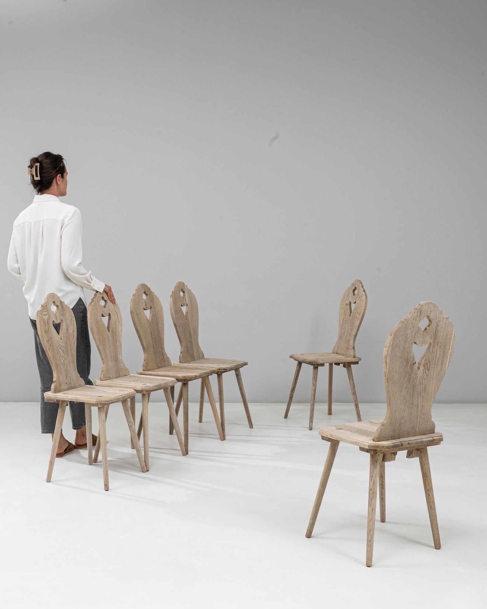 Français Ensemble de six chaises de salle à manger alpines en Oak français du 20e siècle en vente