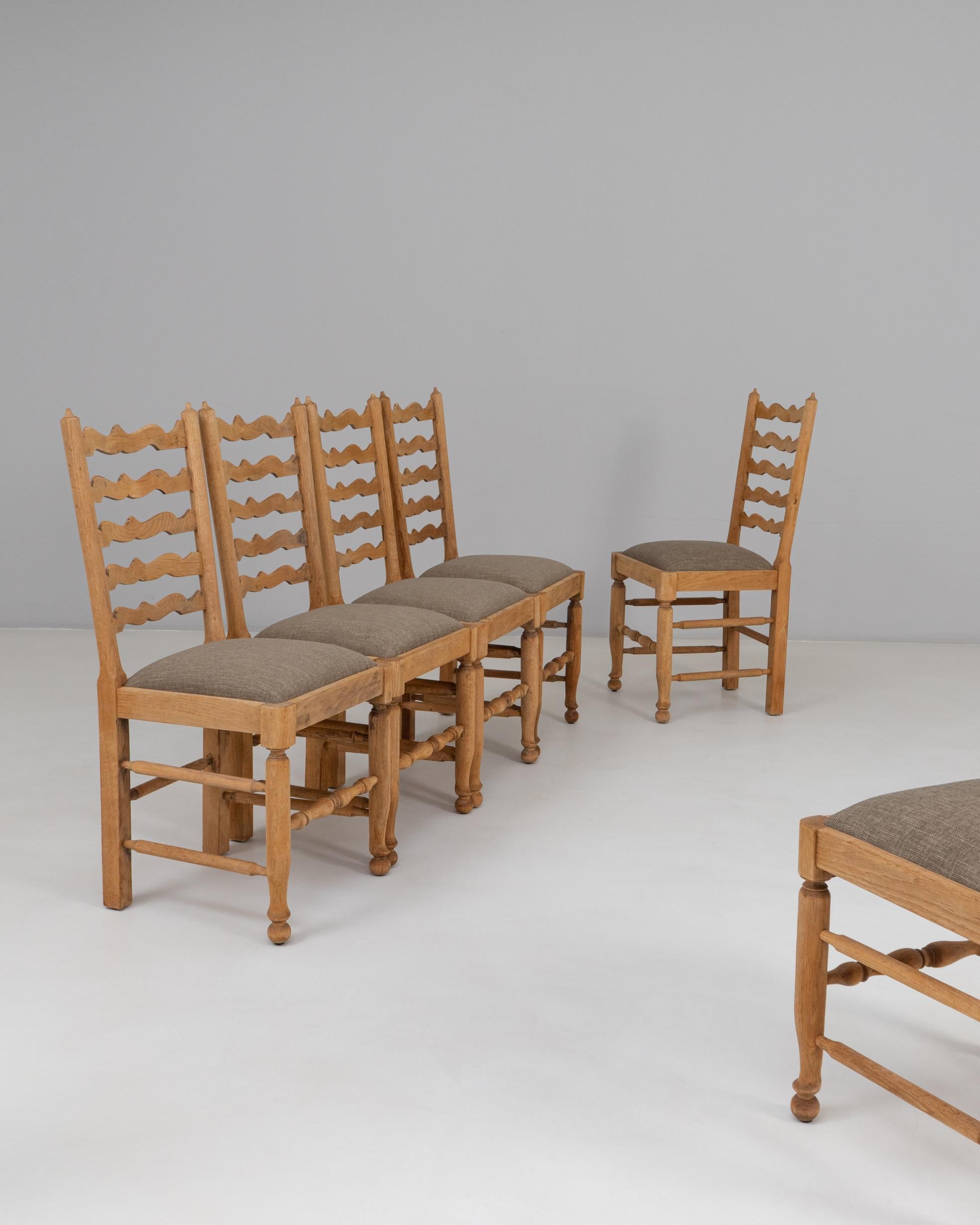 Set Of Six 20th Century French Oak Dining Chairs With Upholstered Seats In condizioni buone in vendita a High Point, NC
