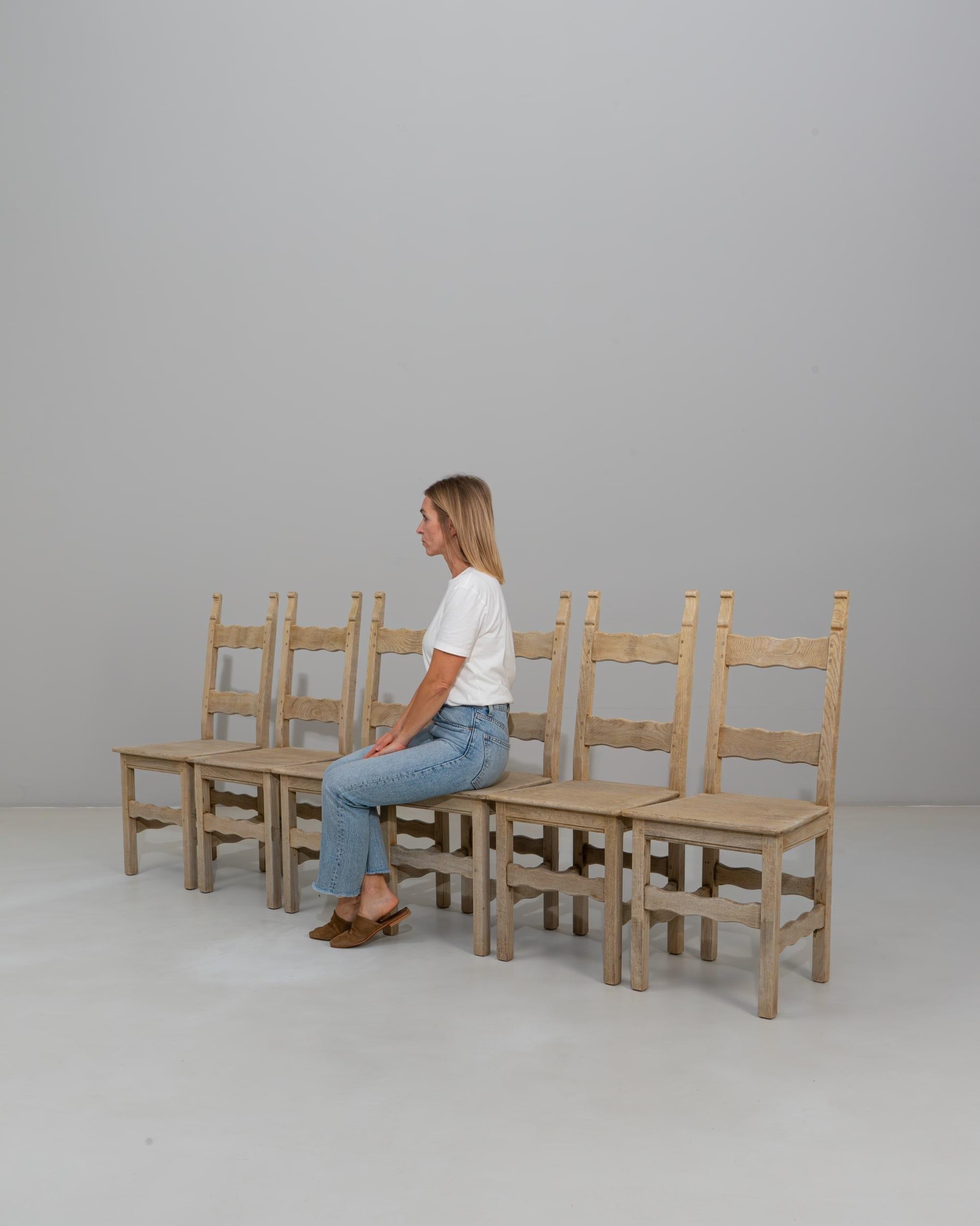 Set di sei sedie da pranzo con schienale a scaletta in Oak del XX secolo. in vendita 7