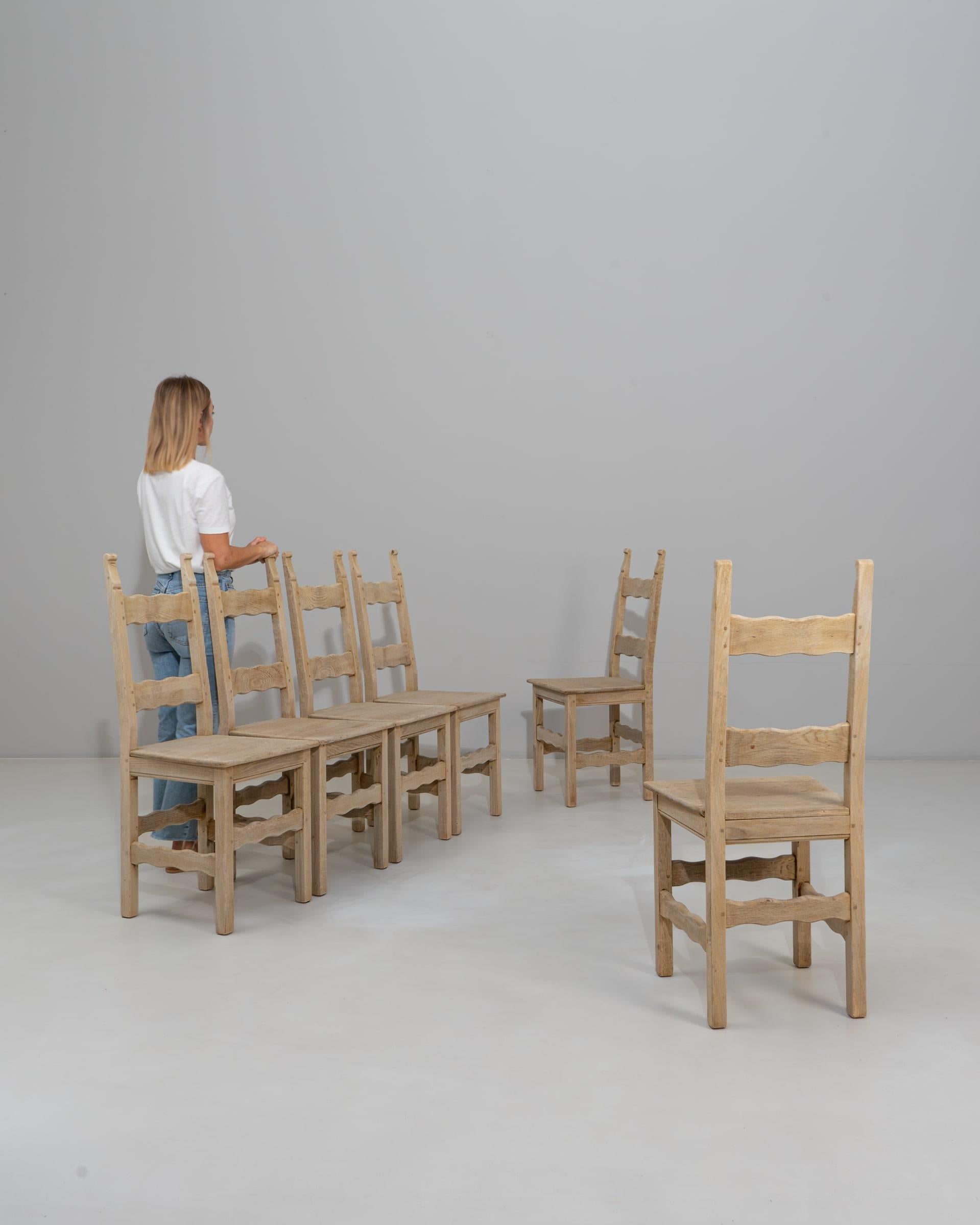 Stile provenzale Set di sei sedie da pranzo con schienale a scaletta in Oak del XX secolo. in vendita