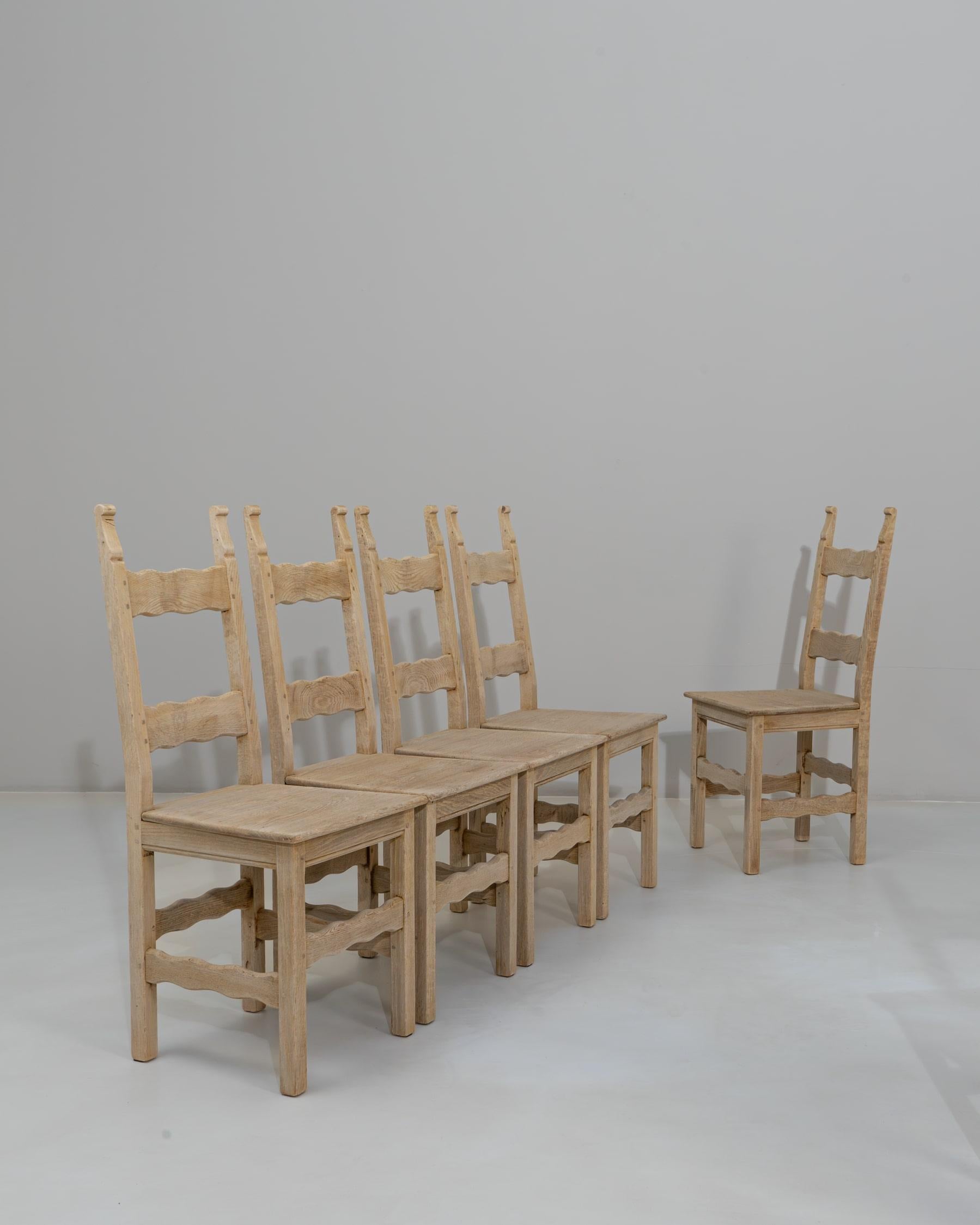 Francese Set di sei sedie da pranzo con schienale a scaletta in Oak del XX secolo. in vendita