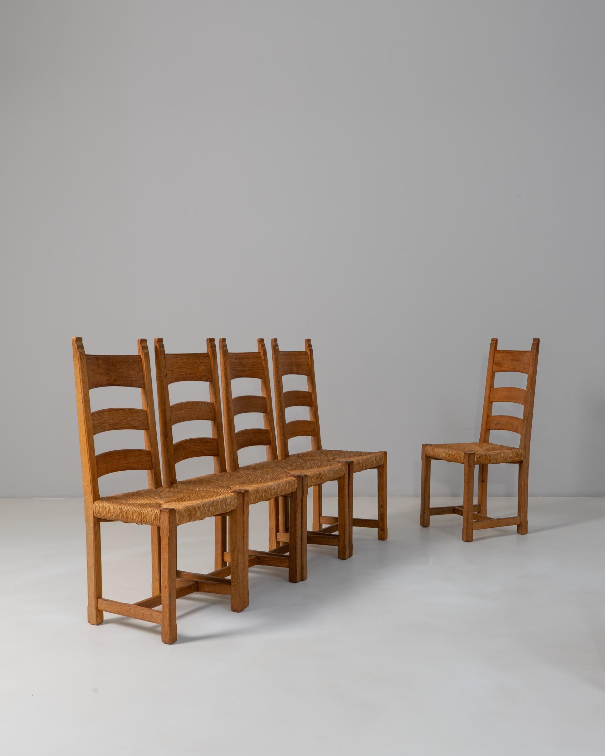 Francese Set di sei sedie da pranzo con schienale a scaletta in Oak del XX secolo. in vendita