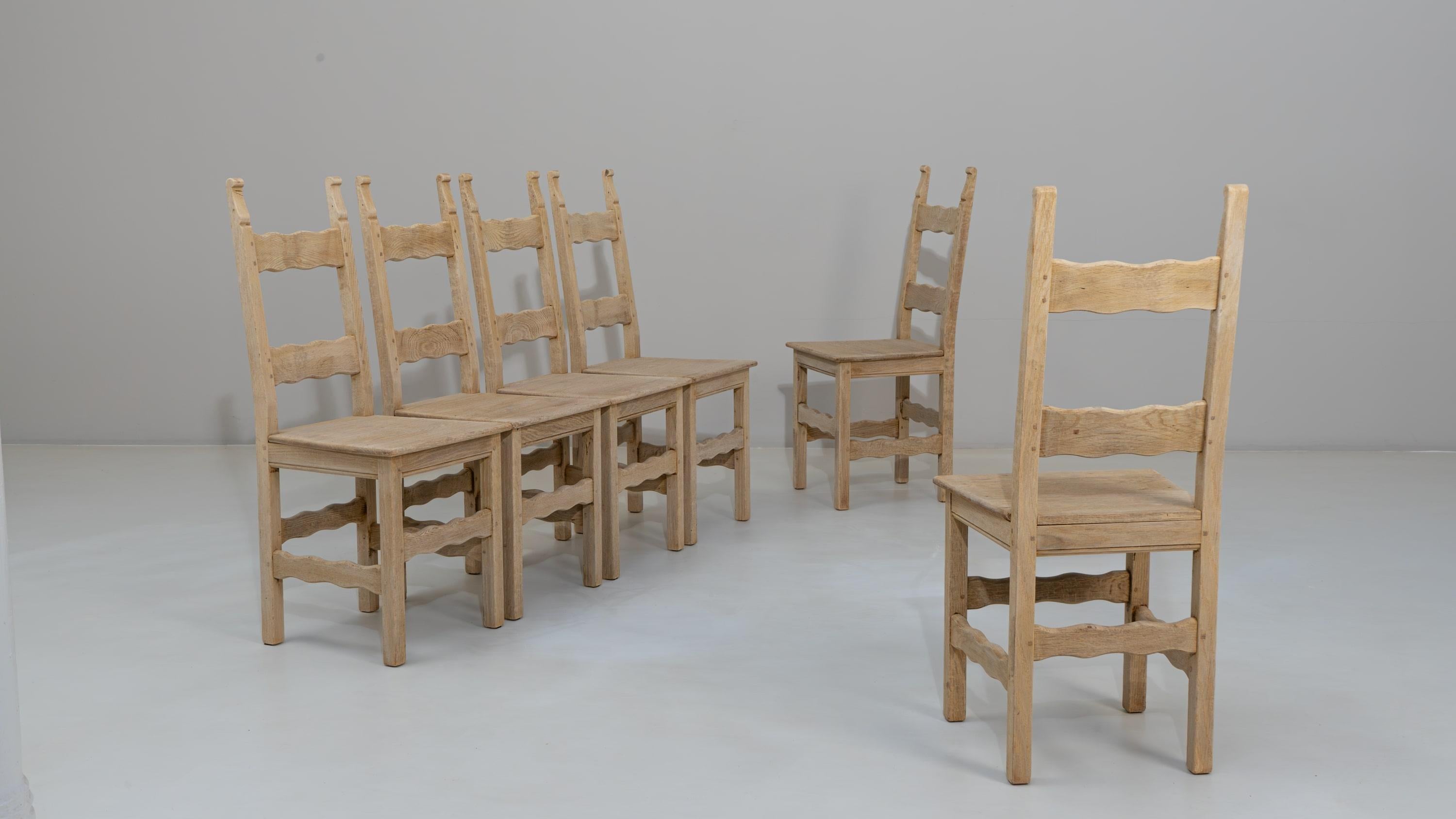 Set di sei sedie da pranzo con schienale a scaletta in Oak del XX secolo. In condizioni buone in vendita a High Point, NC